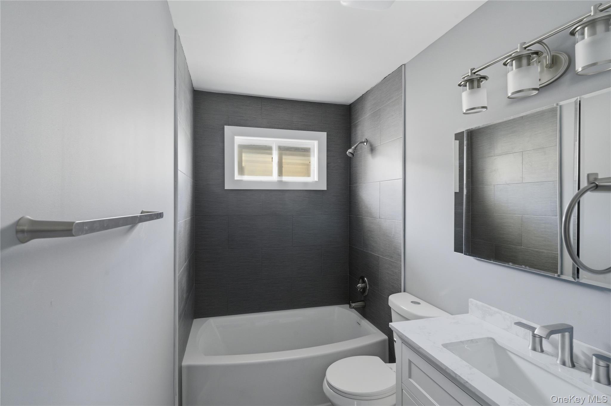 #8 photo, 180 Main Avenue, サフォーク郡 Mastic , NY 11950