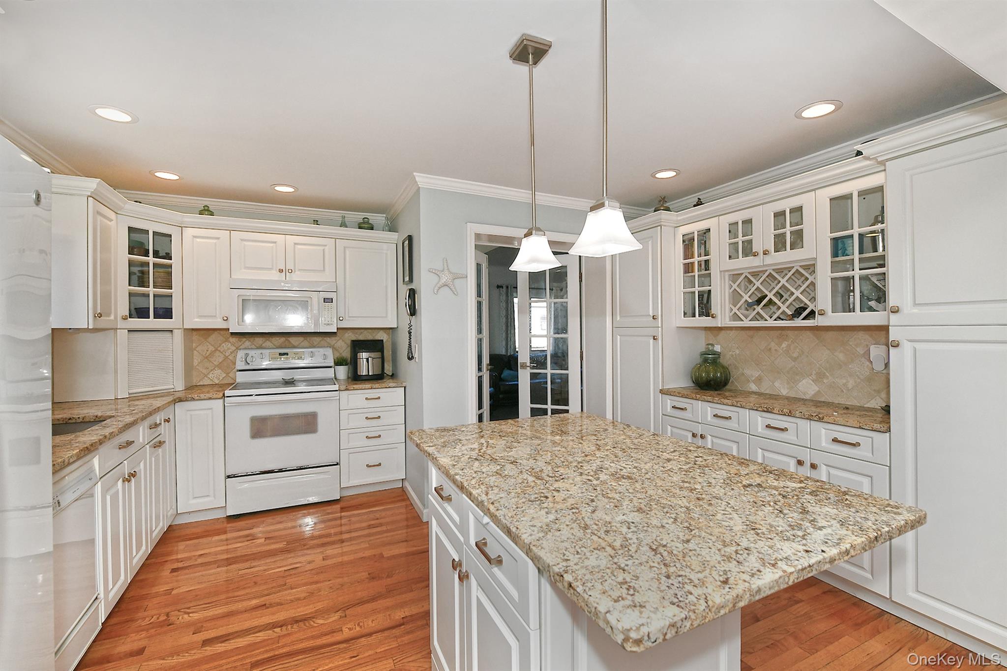 #7 photo, 2499 3rd Avenue, ナッソー郡 East Meadow , NY 11554