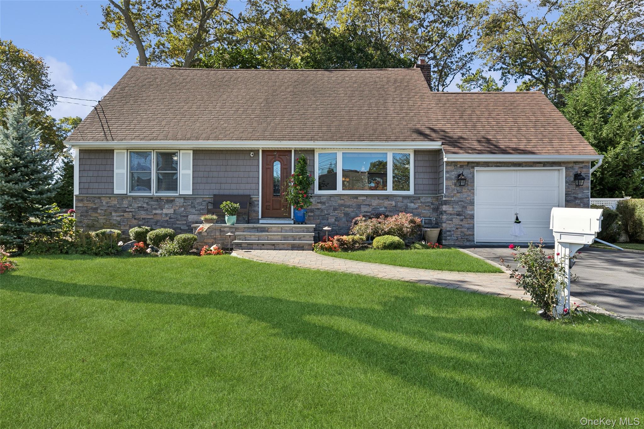 #1 photo, 320 W 11th Street, サフォーク郡 Deer Park , NY 11729