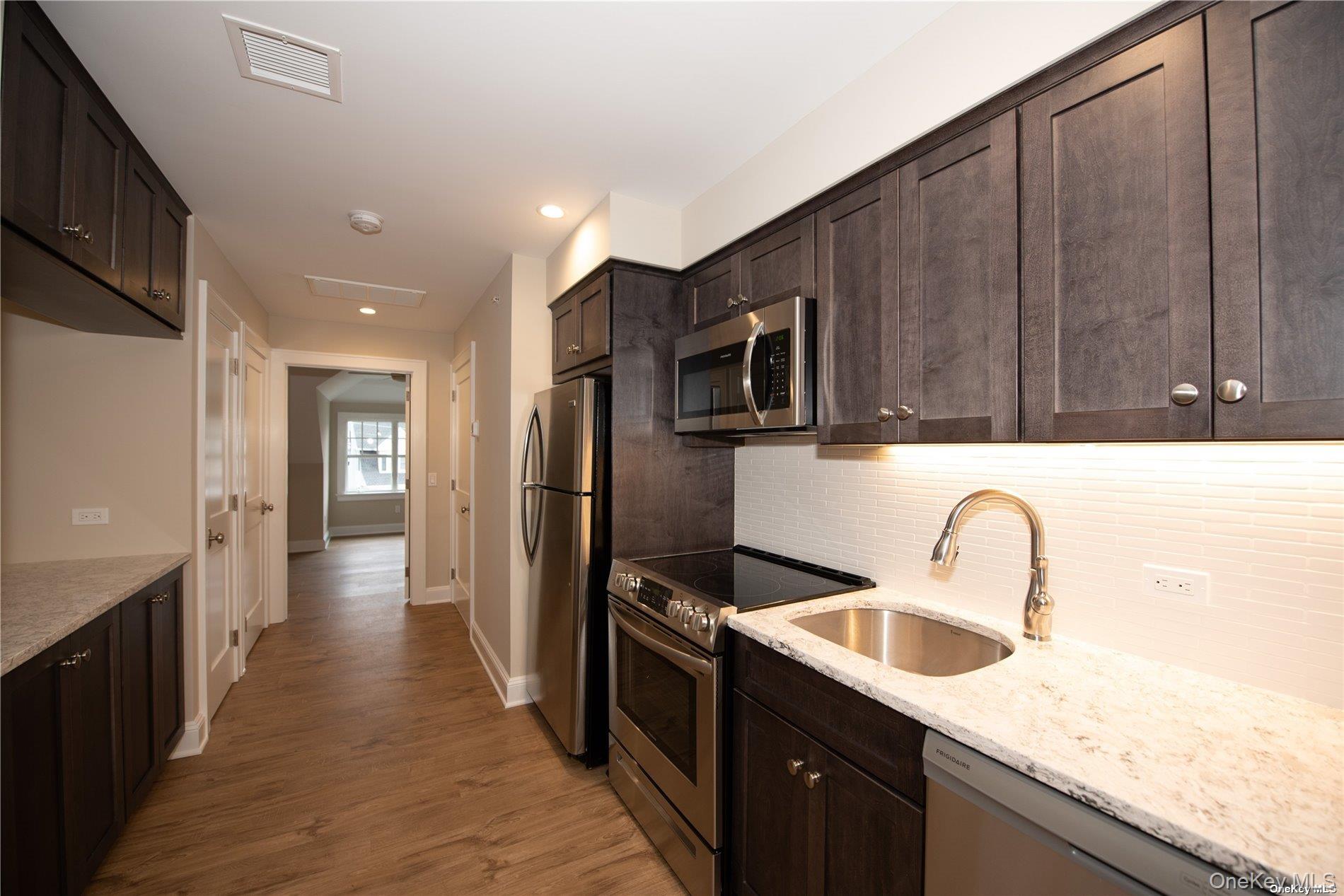 #2 photo, 444 New York Avenue, サフォーク郡 Huntington , NY 11743