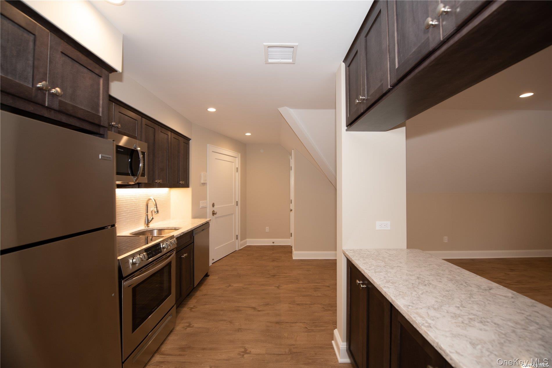 #6 photo, 444 New York Avenue, サフォーク郡 Huntington , NY 11743