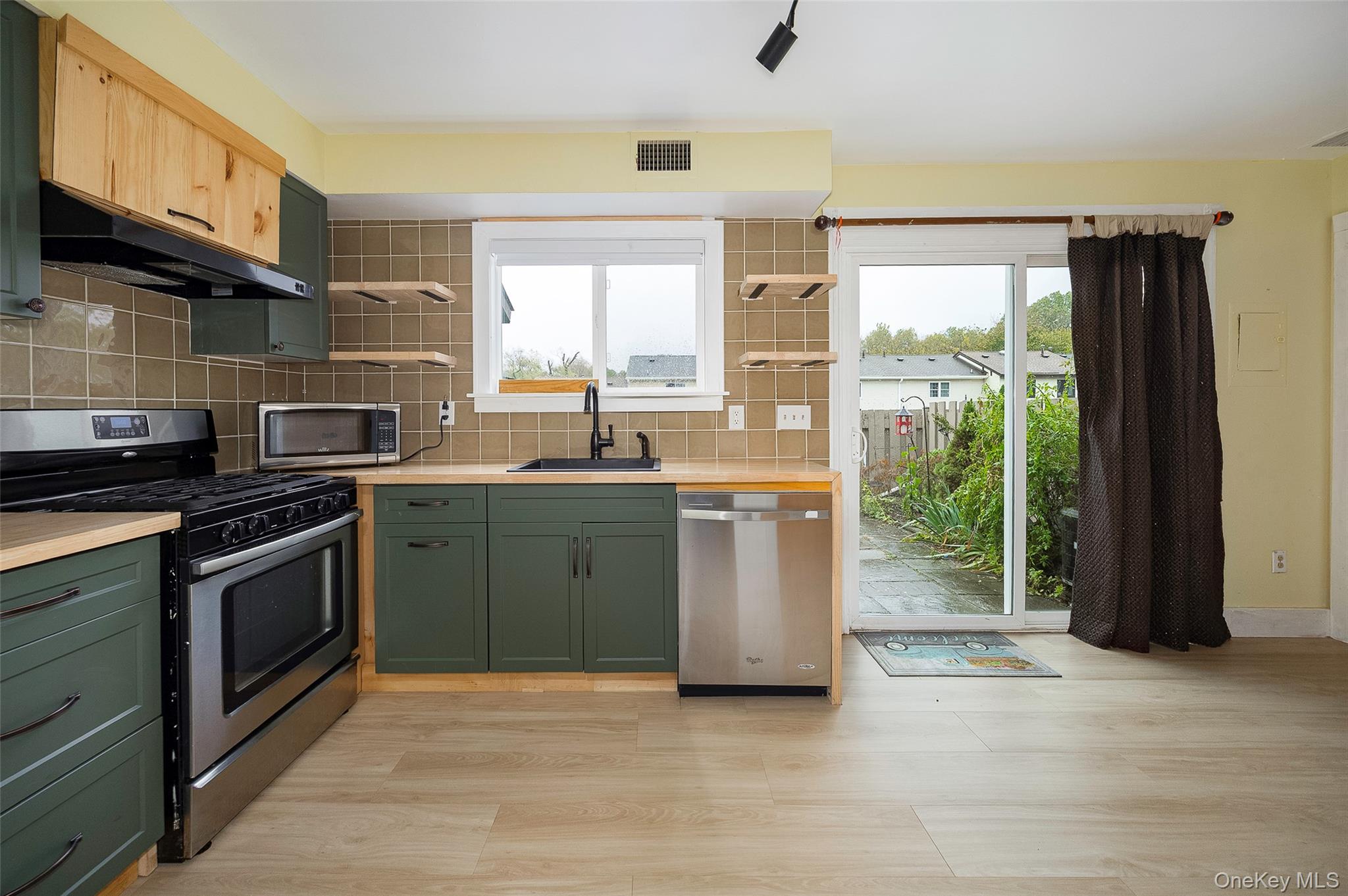 #3 photo, 8 Sunny Brook Circle, Highland , NY 12528