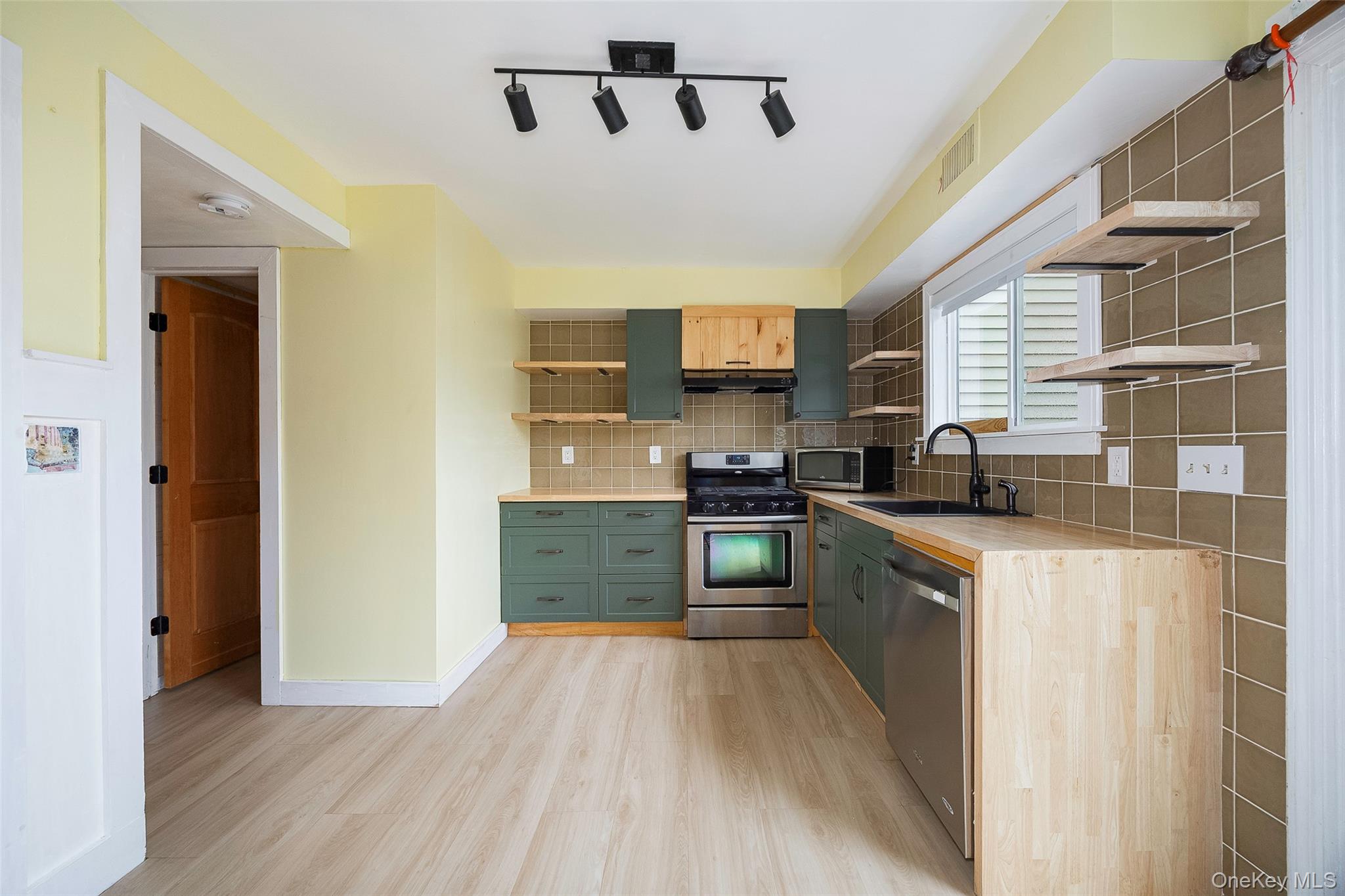 #4 photo, 8 Sunny Brook Circle, Highland , NY 12528