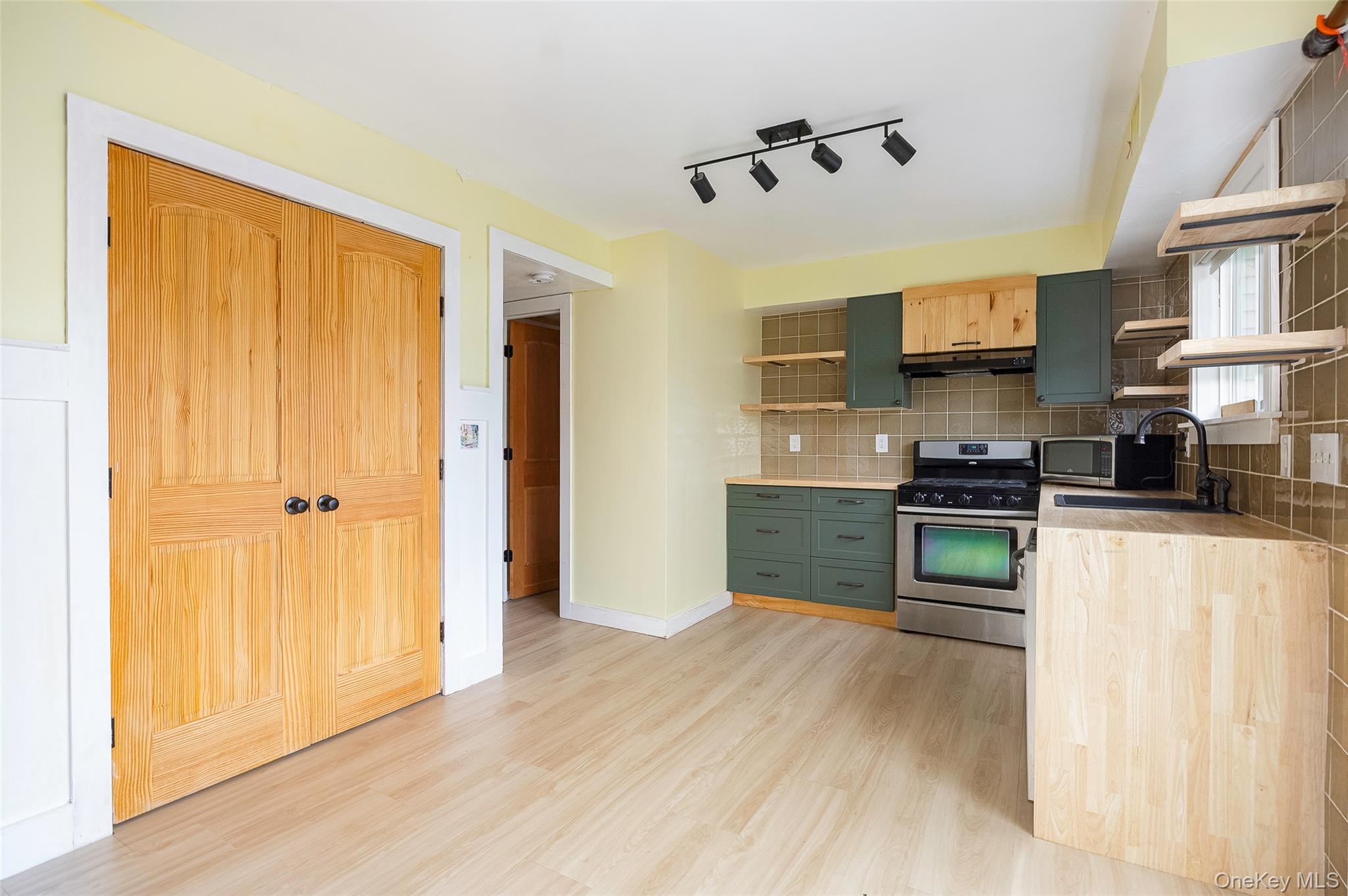 #5 photo, 8 Sunny Brook Circle, Highland , NY 12528