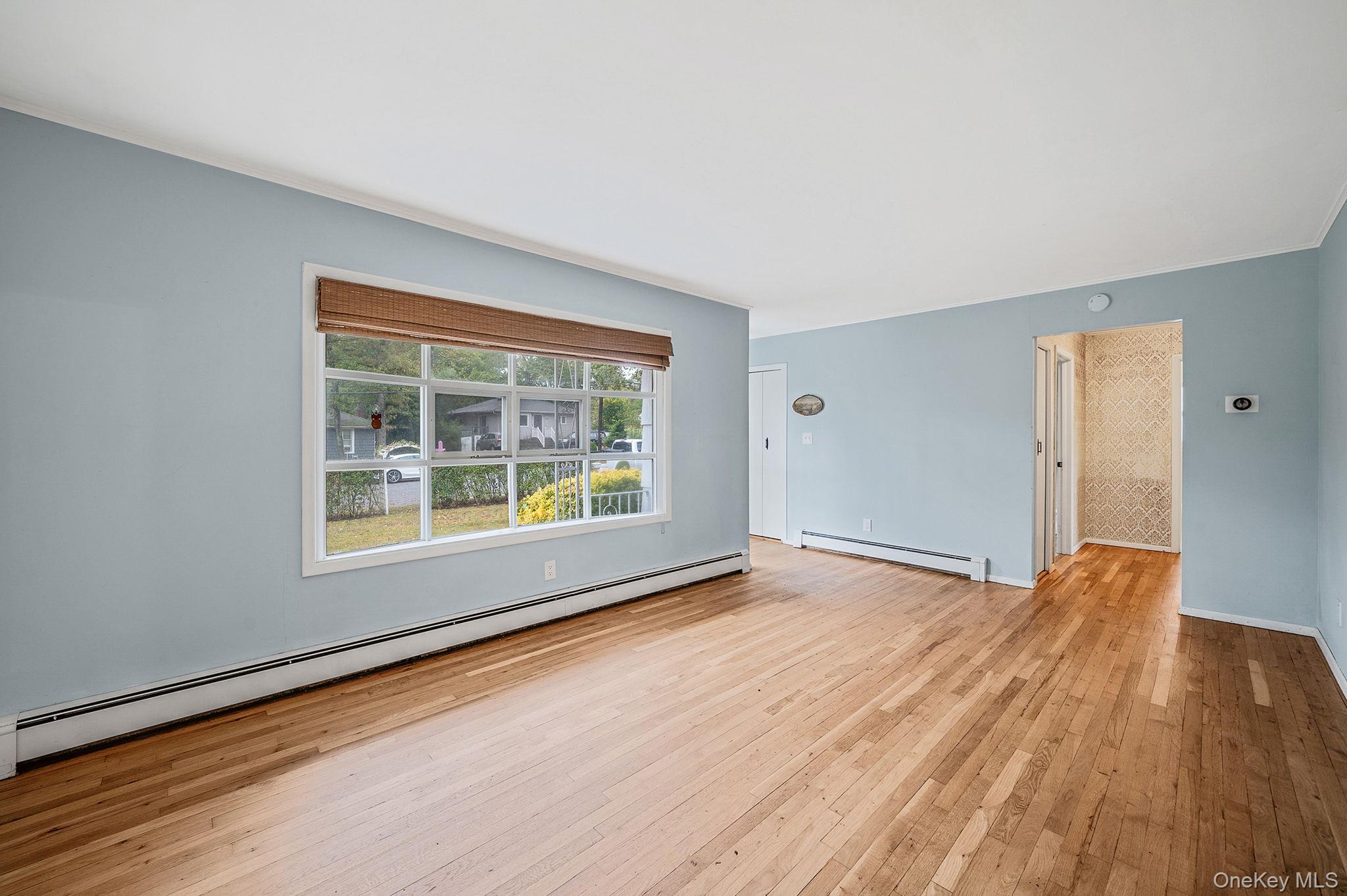 #2 photo, 15 Raymond Avenue, サフォーク郡 Farmingville , NY 11738