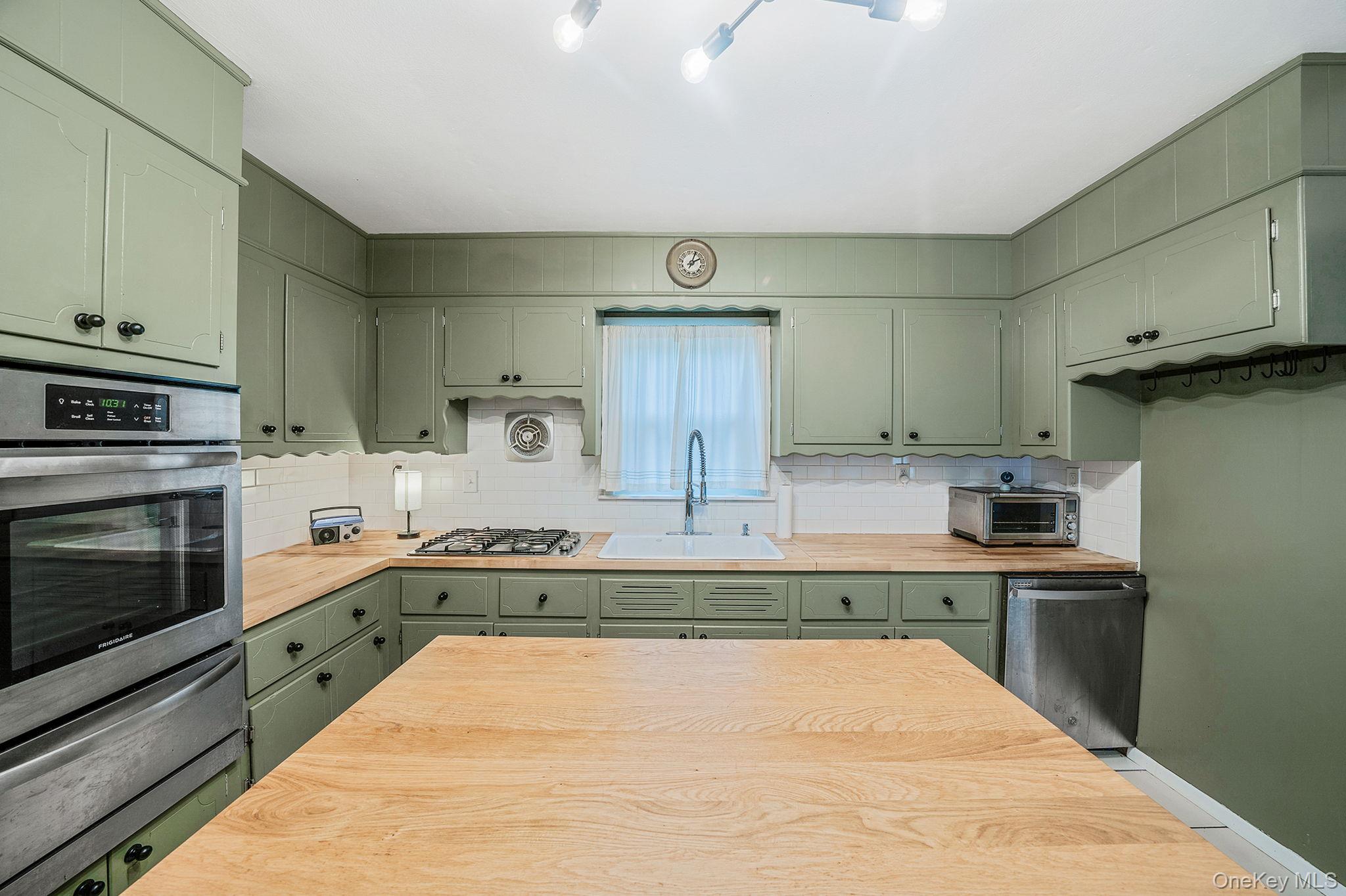 #4 photo, 15 Raymond Avenue, サフォーク郡 Farmingville , NY 11738