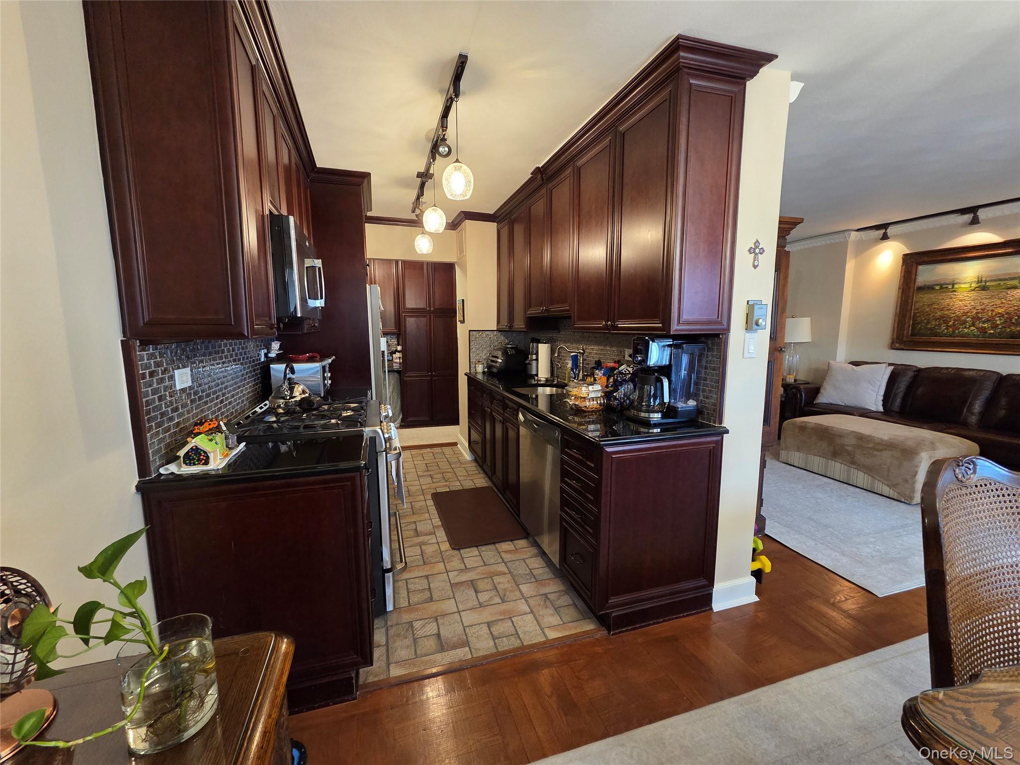 #1 photo, 18-05 215th Street, クイーンズ区 Bayside , NY 11360