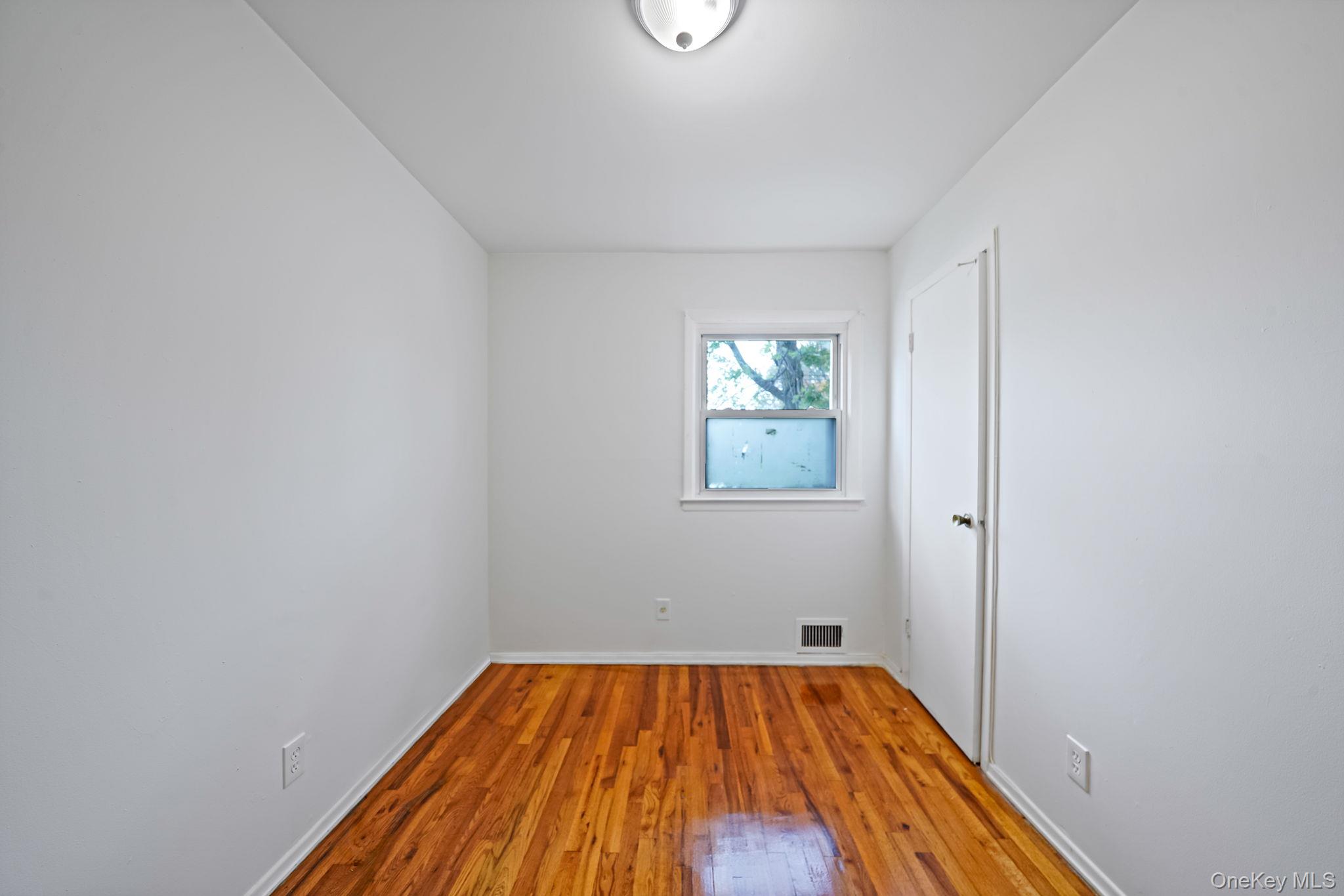 #12 photo, 25701 149th Road, クイーンズ区 Rosedale , NY 11422