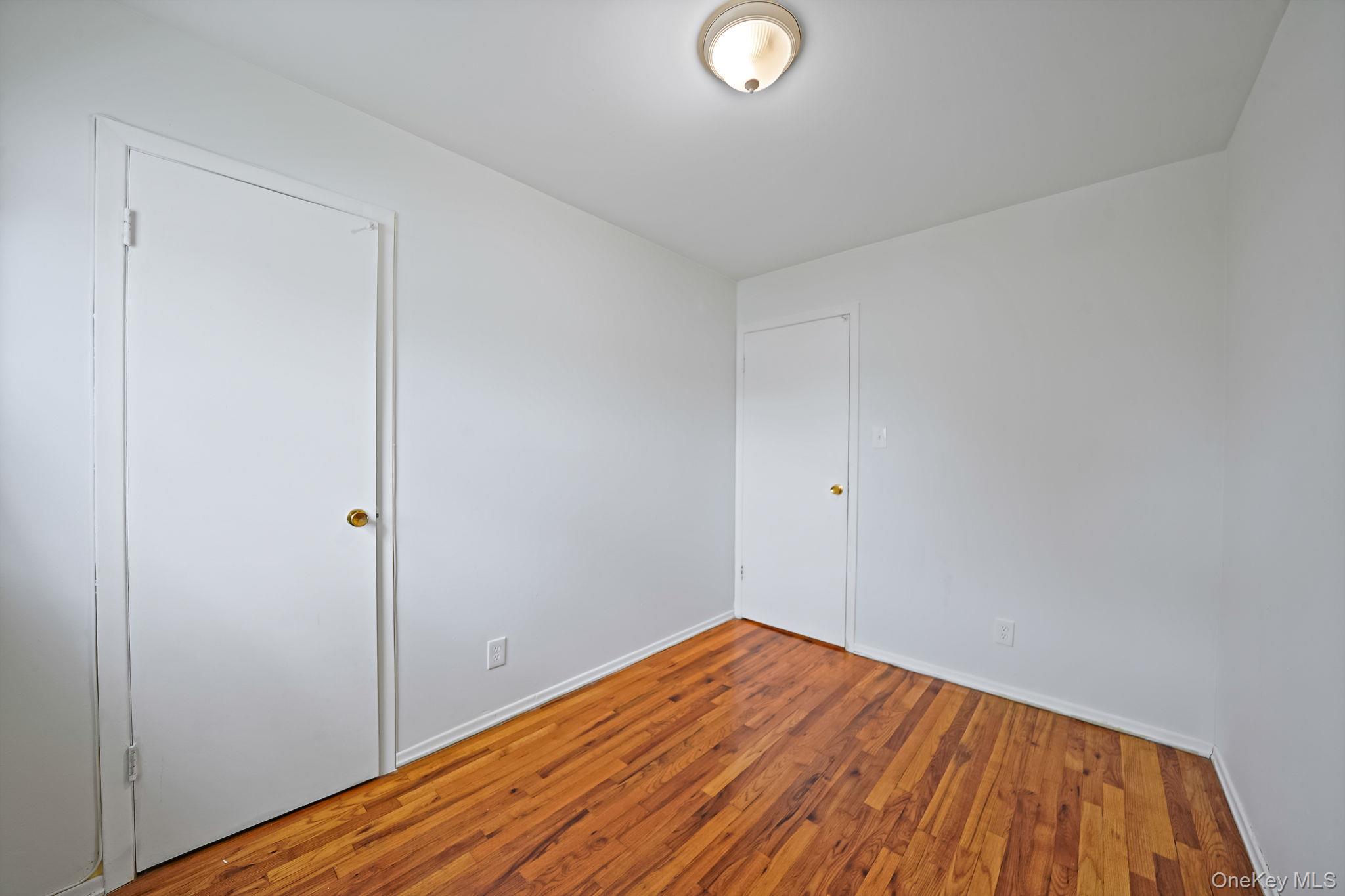 #13 photo, 25701 149th Road, クイーンズ区 Rosedale , NY 11422