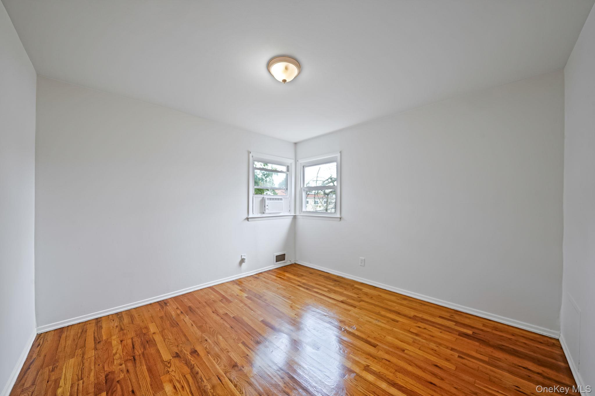 #14 photo, 25701 149th Road, クイーンズ区 Rosedale , NY 11422