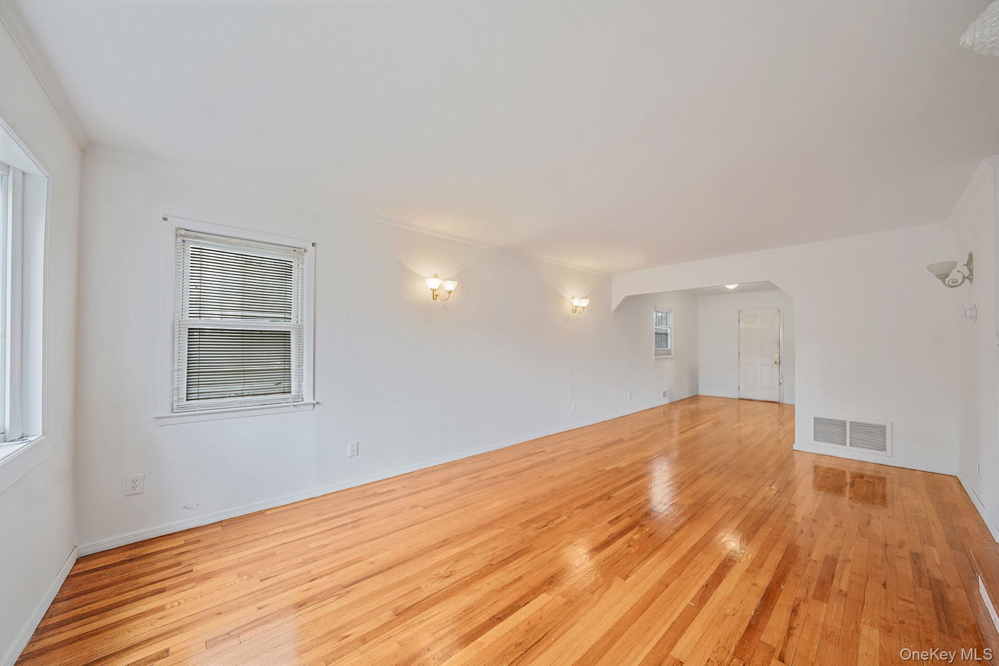 #7 photo, 25701 149th Road, クイーンズ区 Rosedale , NY 11422