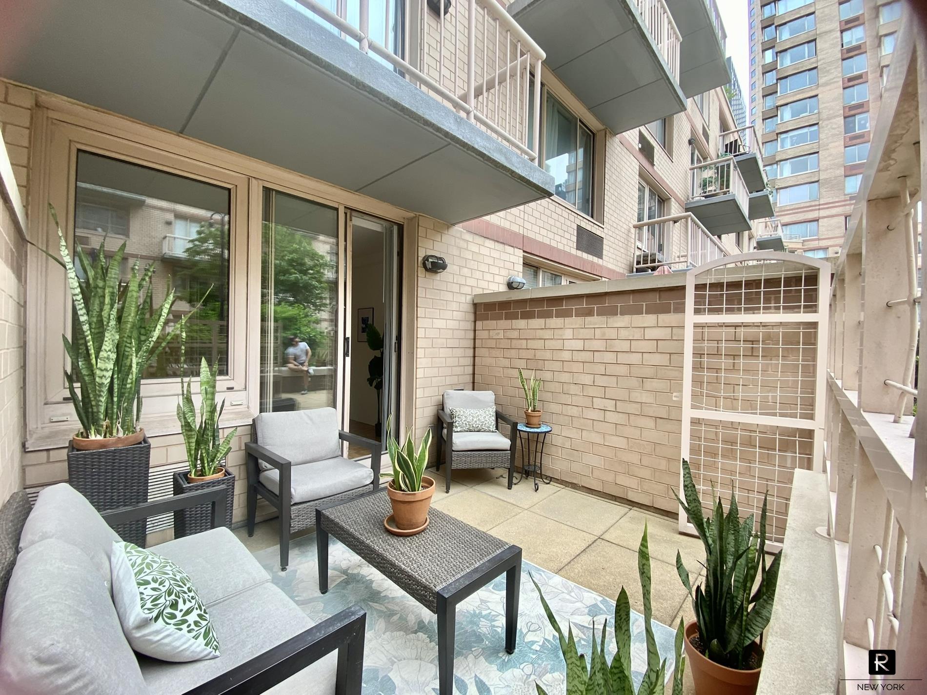 #1 photo, 393 W 49th Street, マンハッタン Clinton , NY 10019