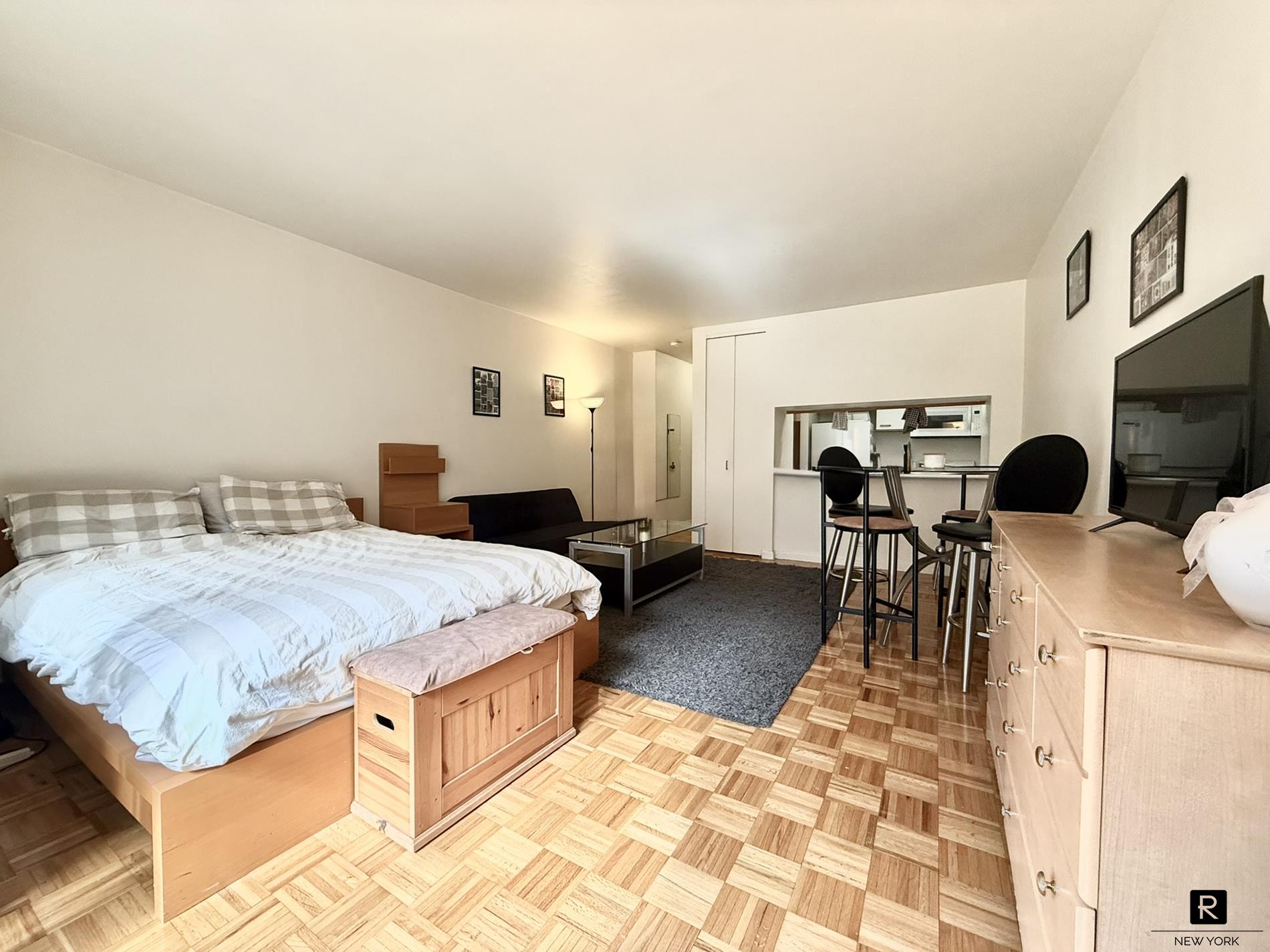 #4 photo, 393 W 49th Street, マンハッタン Clinton , NY 10019