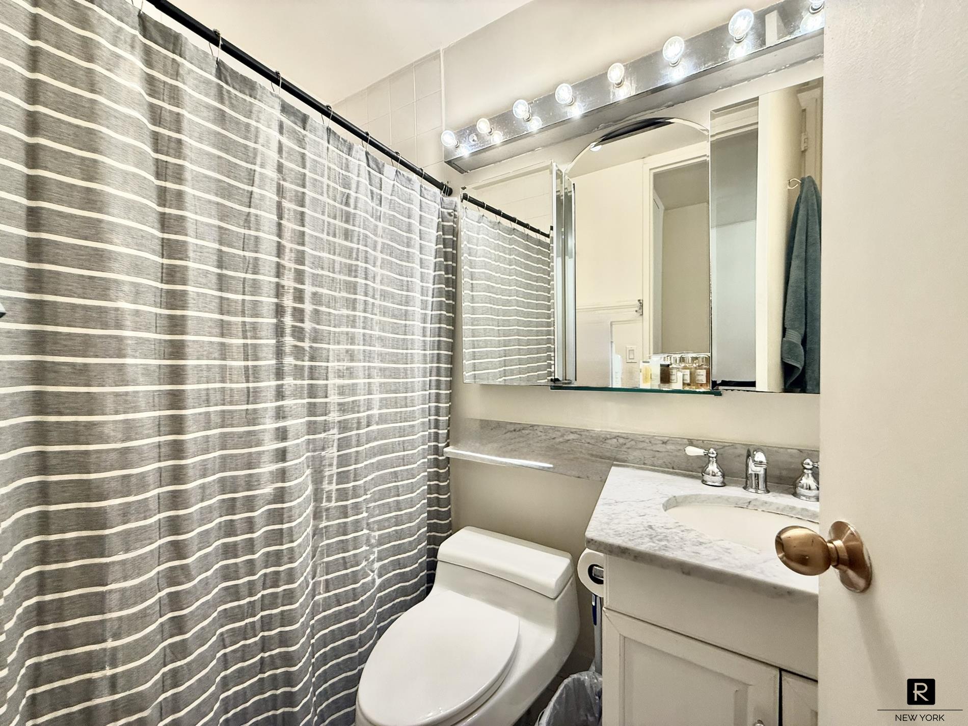 #6 photo, 393 W 49th Street, マンハッタン Clinton , NY 10019