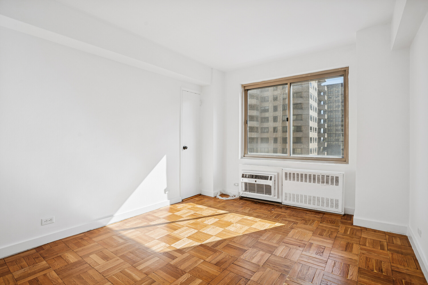 #5 photo, 225 E 46TH Street, マンハッタン Turtle Bay , NY 10017