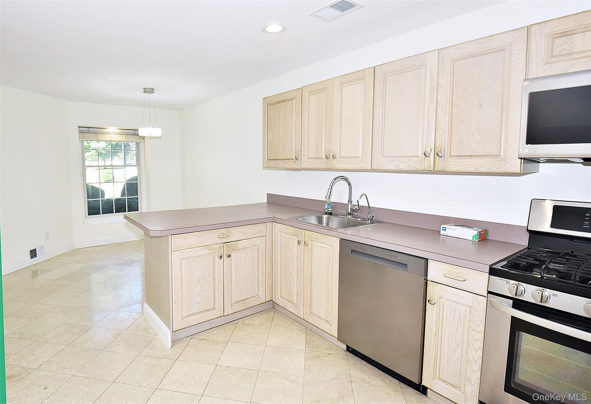 #4 photo, 3 Lakebridge Drive, サフォーク郡 Kings Park , NY 11754