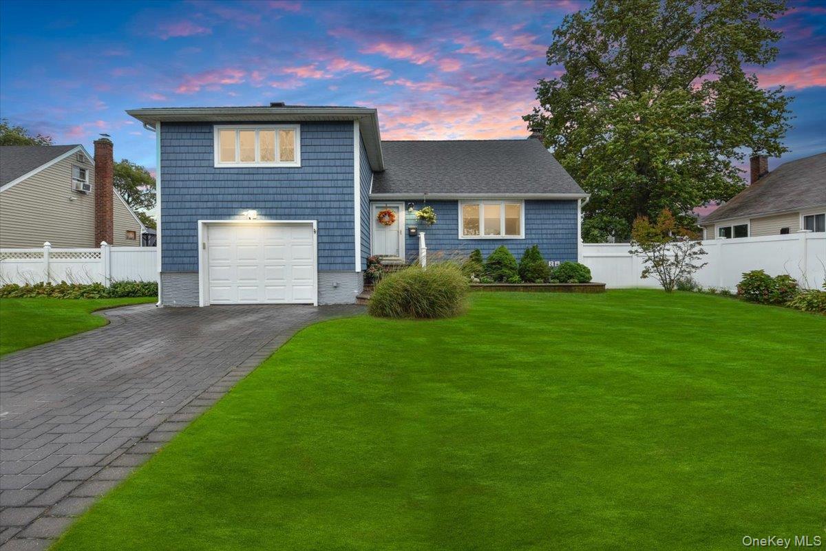 #1 photo, 33 Ford Drive, ナッソー郡 Massapequa , NY 11758