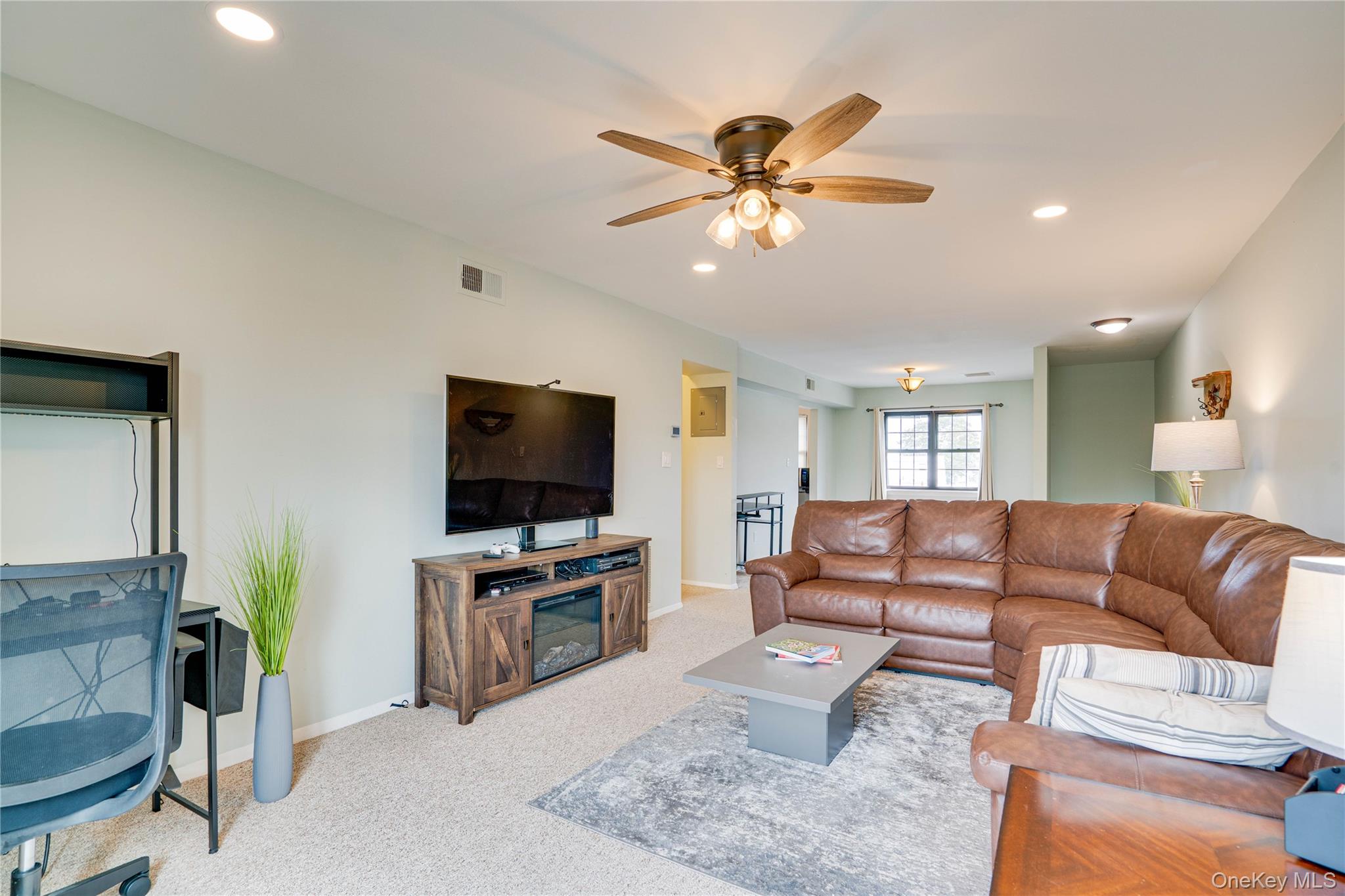 #13 photo, 211 Mariners Way, サフォーク郡 Copiague , NY 11726