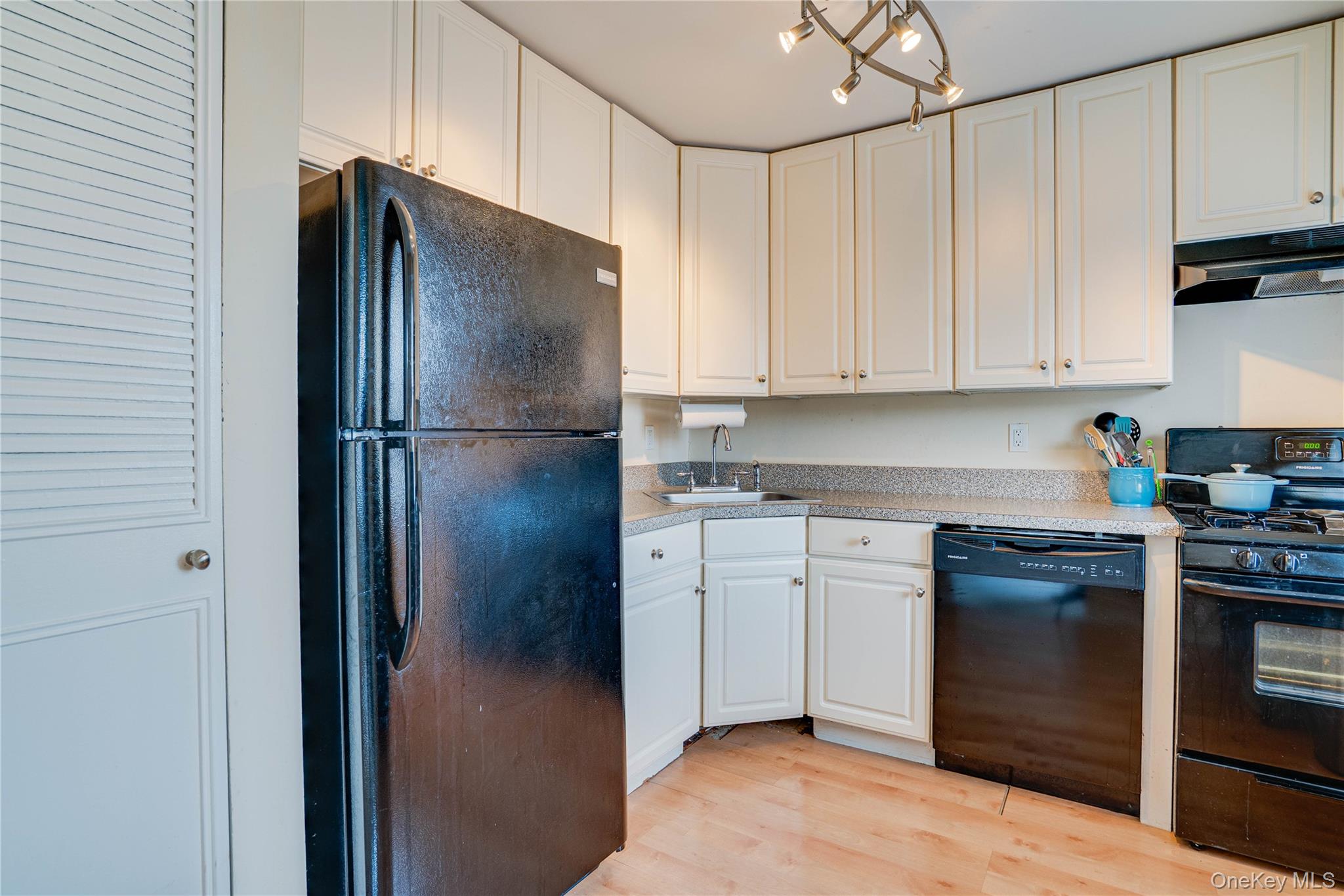 #18 photo, 211 Mariners Way, サフォーク郡 Copiague , NY 11726