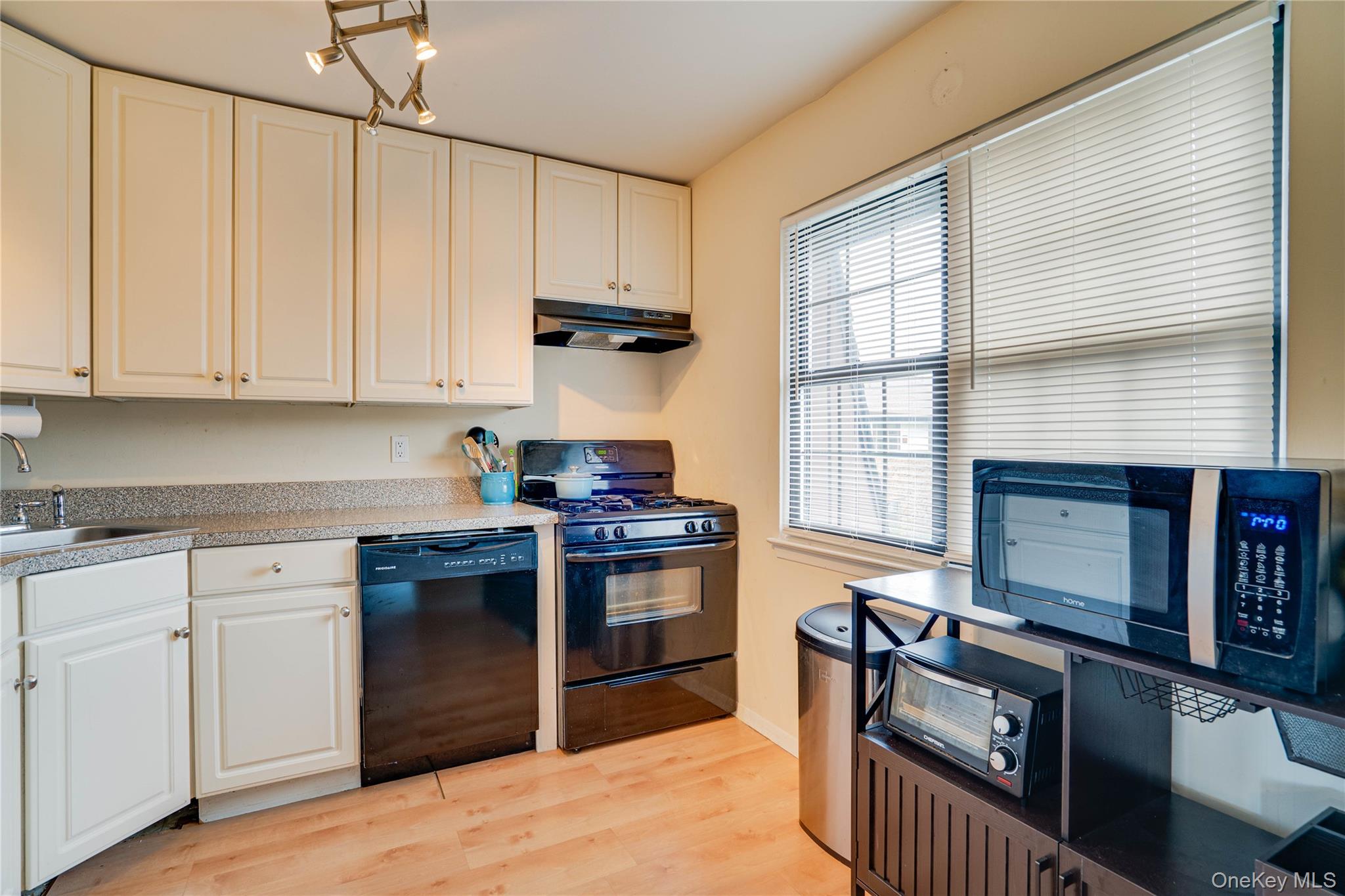 #19 photo, 211 Mariners Way, サフォーク郡 Copiague , NY 11726