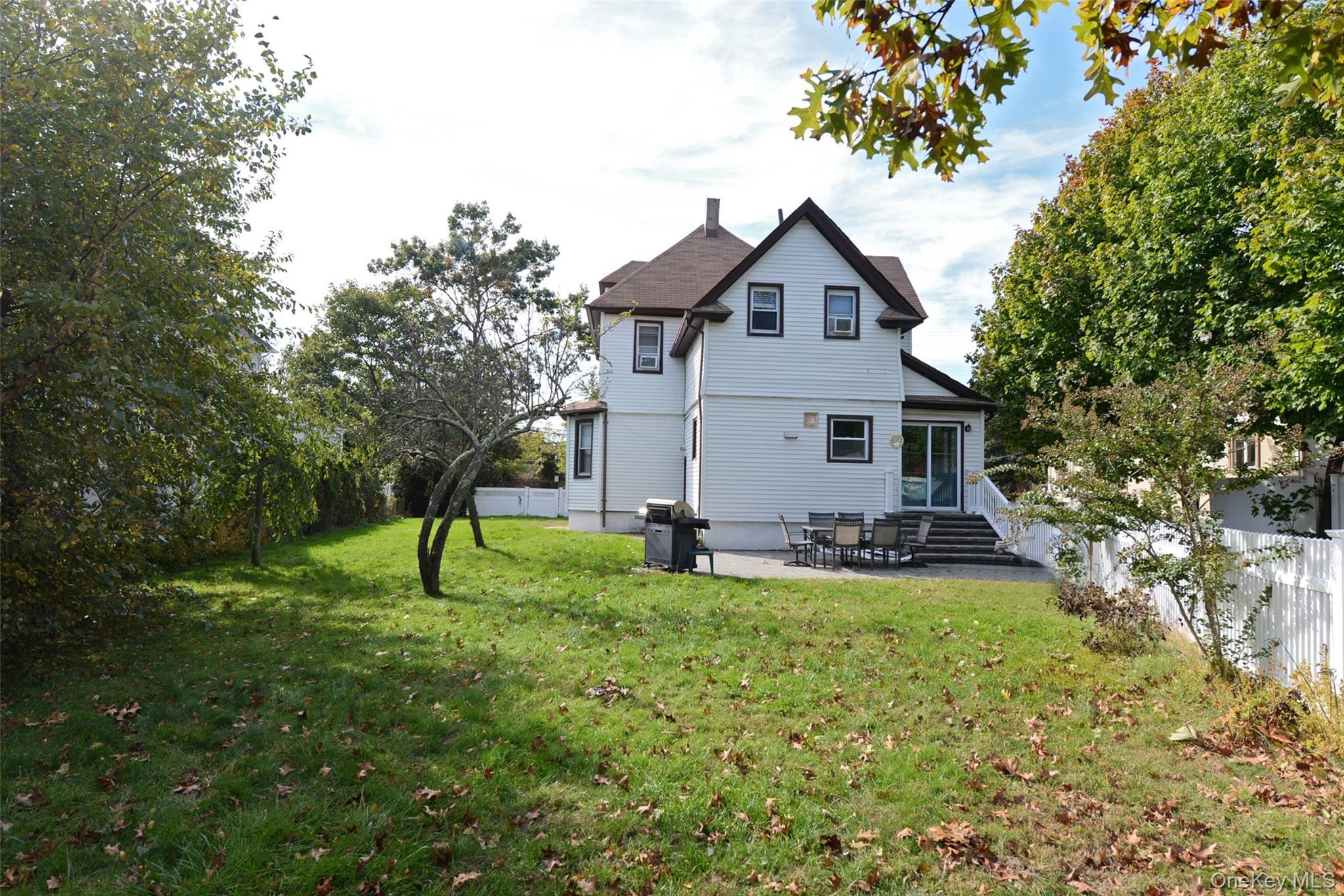 #11 photo, 189 Forest Avenue, Lynbrook , NY 11563