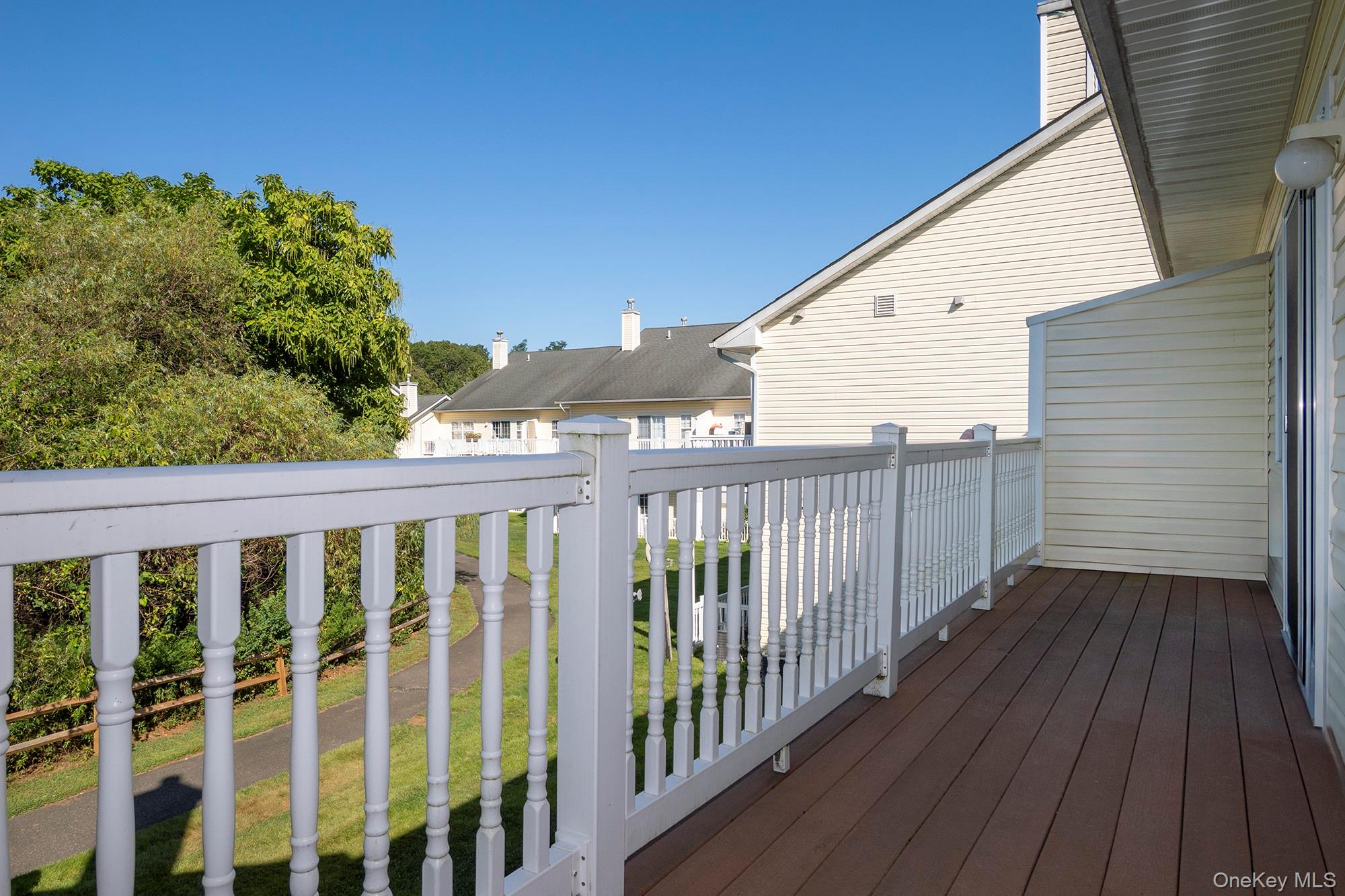 #13 photo, 310 Center Court, サフォーク郡 Medford , NY 11763