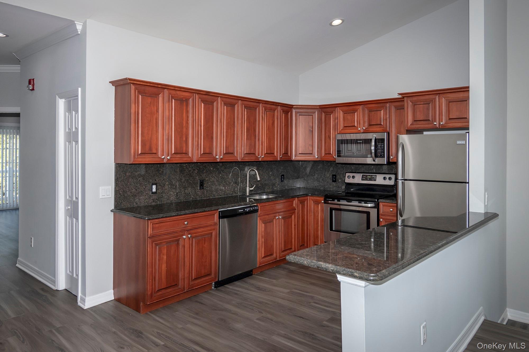 #4 photo, 310 Center Court, サフォーク郡 Medford , NY 11763