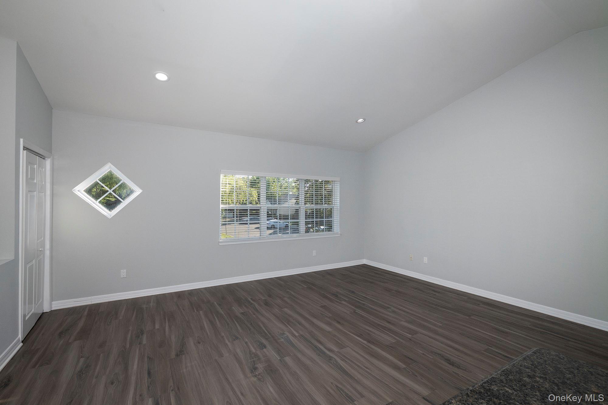 #5 photo, 310 Center Court, サフォーク郡 Medford , NY 11763