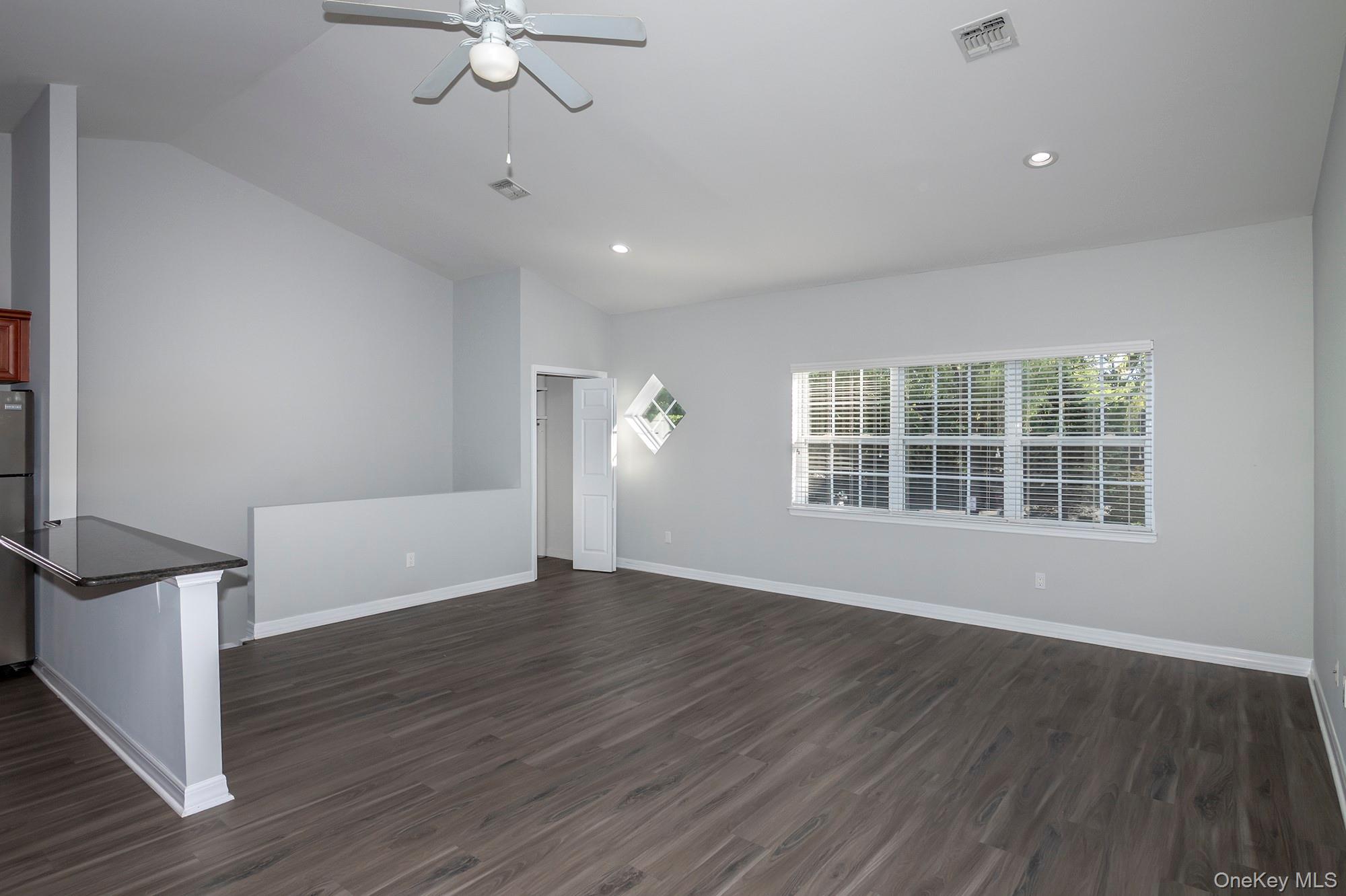 #6 photo, 310 Center Court, サフォーク郡 Medford , NY 11763