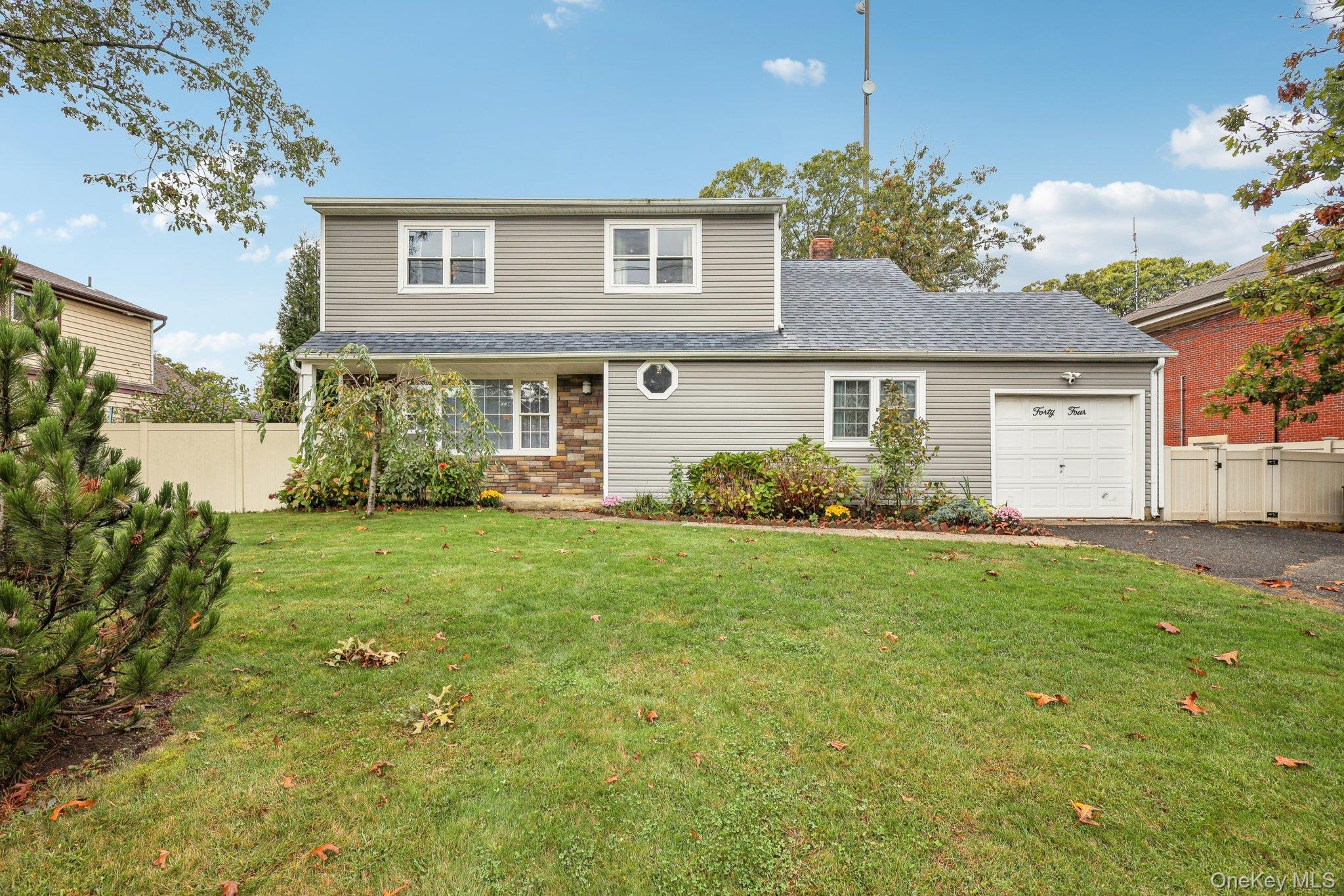 #1 photo, 44 Plymouth Boulevard, Smithtown , NY 11787