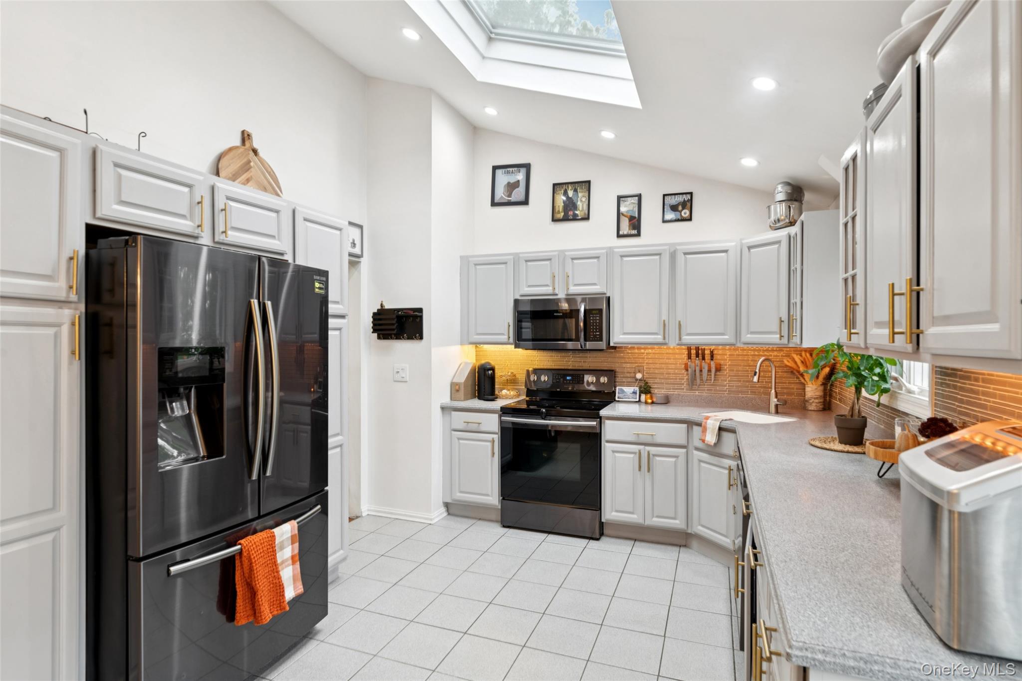 #8 photo, 1 W End Avenue, サフォーク郡 Brentwood , NY 11717