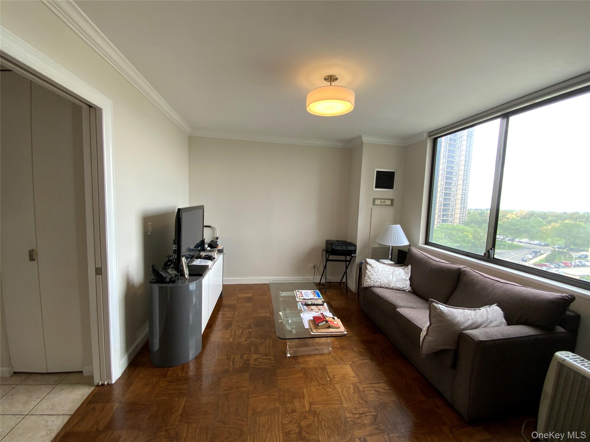 #9 photo, 27010 Grand Central Parkway, クイーンズ区 Floral Park , NY 11005