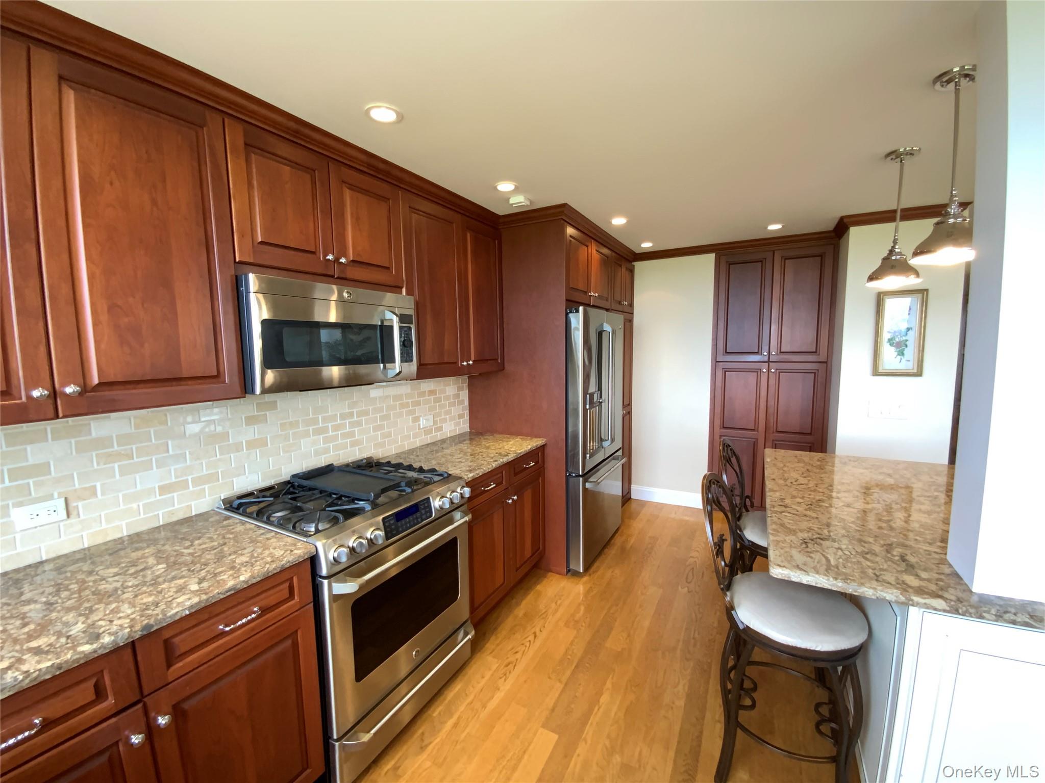 #13 photo, 27010 Grand Central Parkway, クイーンズ区 Floral Park , NY 11005