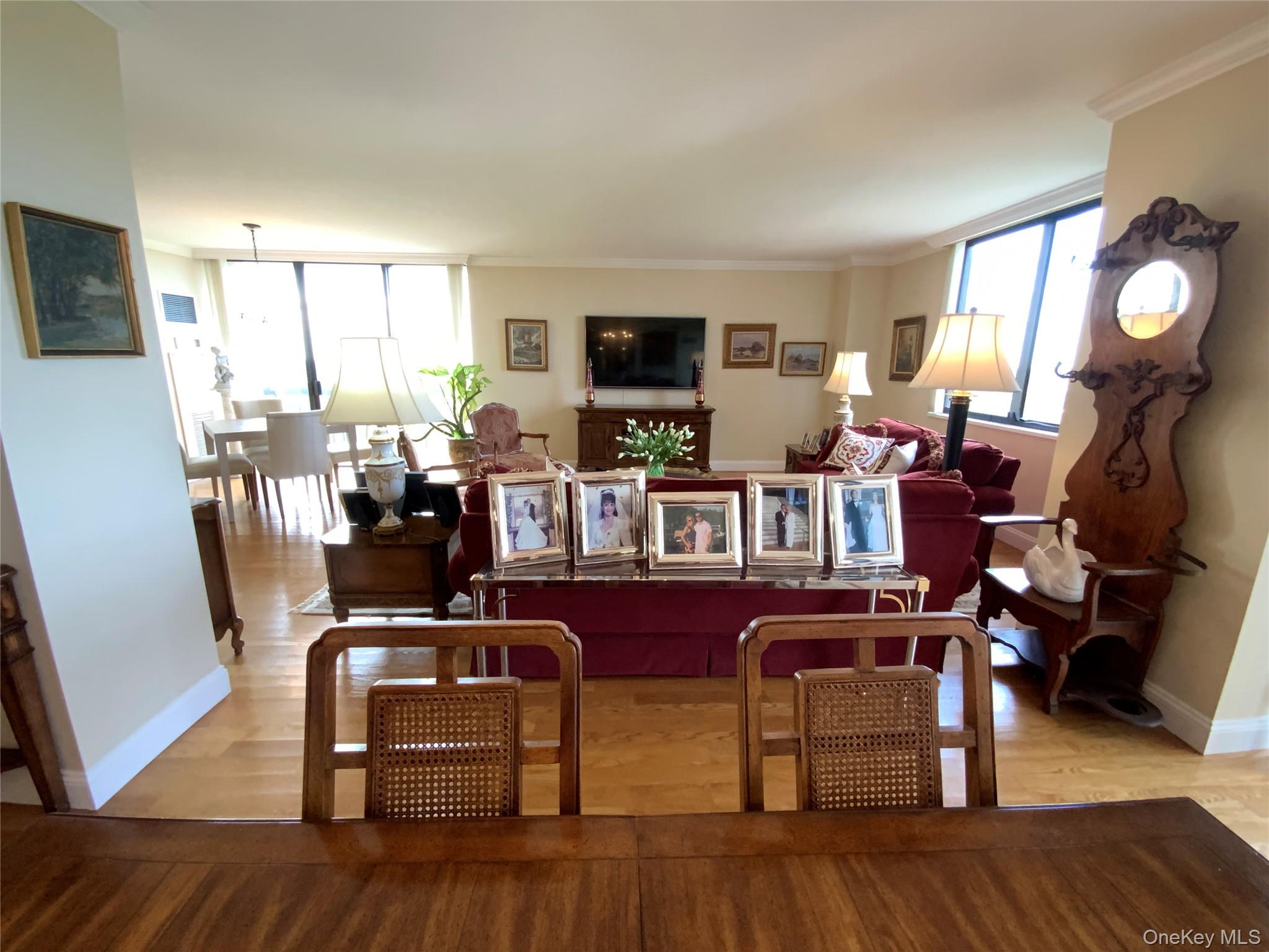 #9 photo, 27010 Grand Central Parkway, クイーンズ区 Floral Park , NY 11005