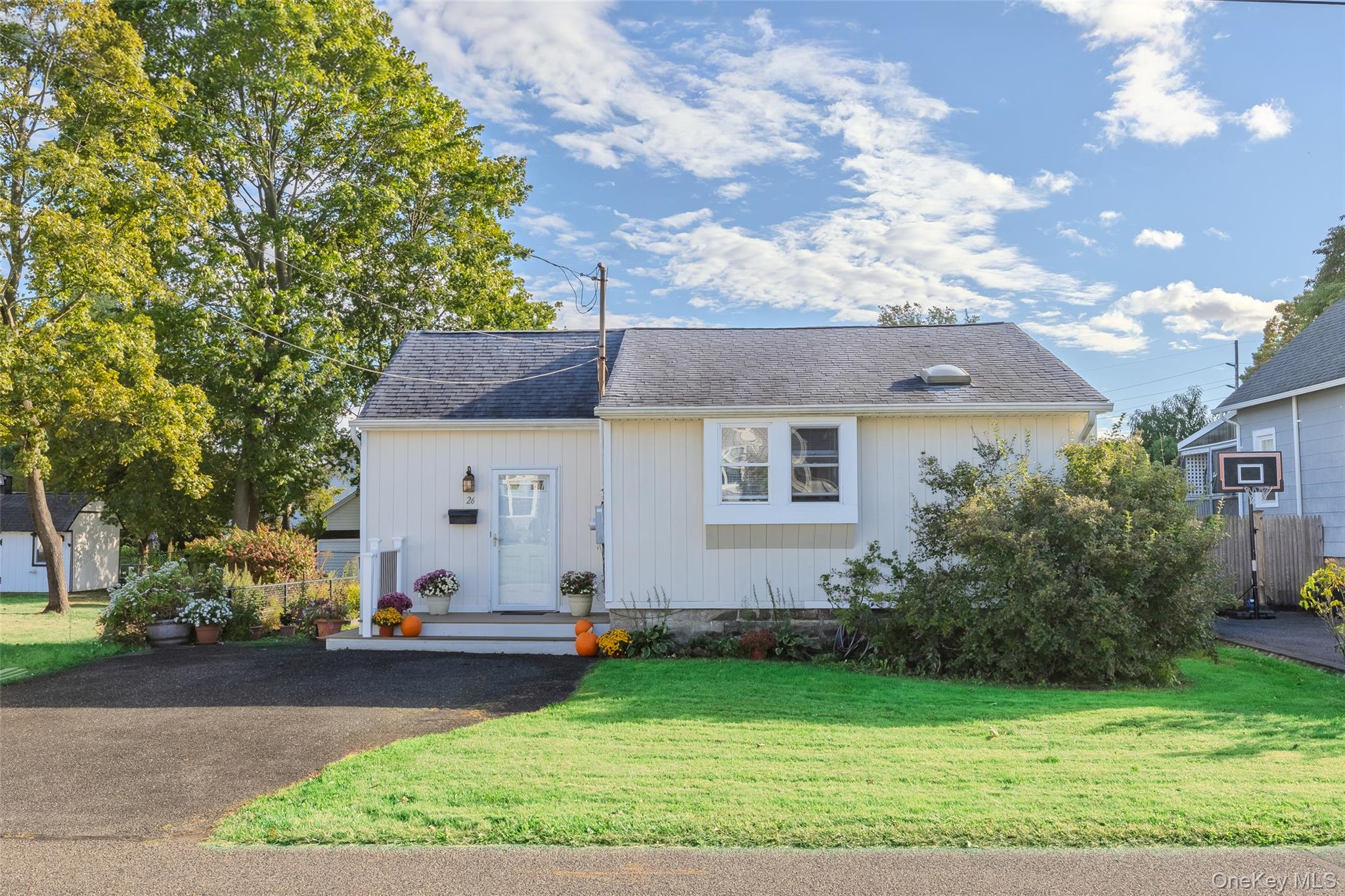 #1 photo, 26 Sawyer Avenue, सफ़ोक काउंटी West Babylon , NY 11704