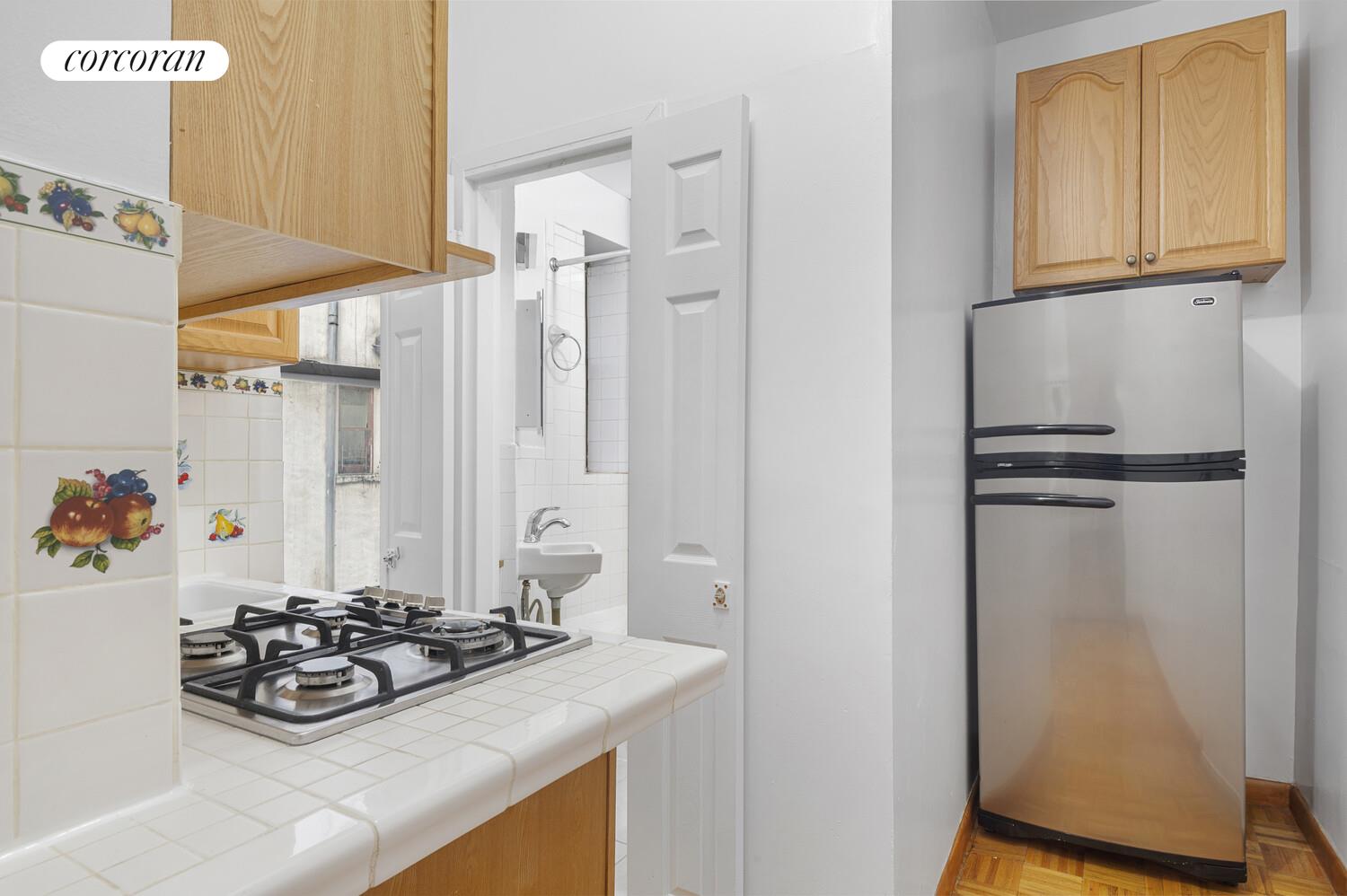 #3 photo, 311 E 3RD Street, マンハッタン East Village , NY 10009