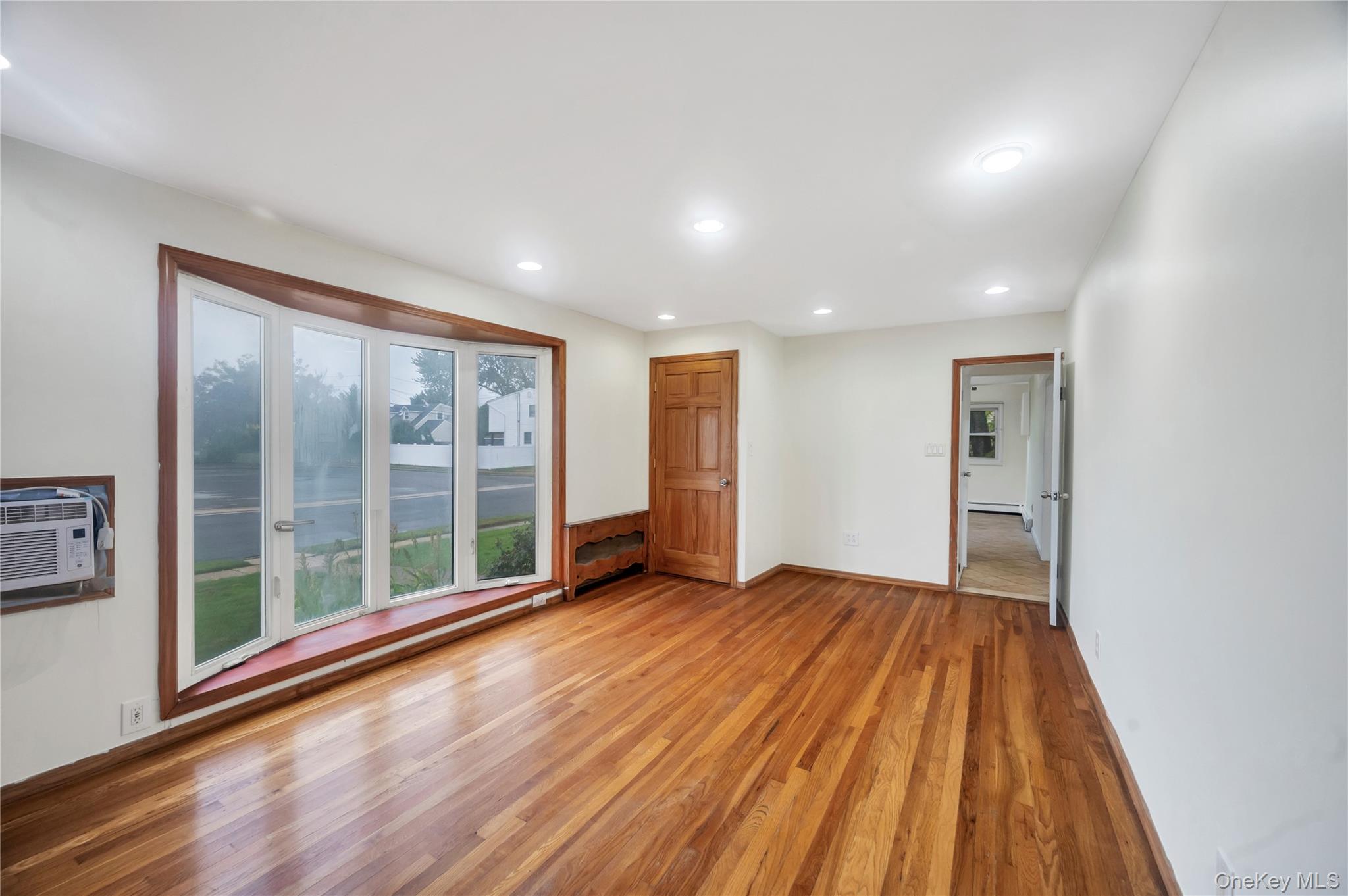 #4 photo, 24 Michigan Drive, ナッソー郡 Hicksville , NY 11801