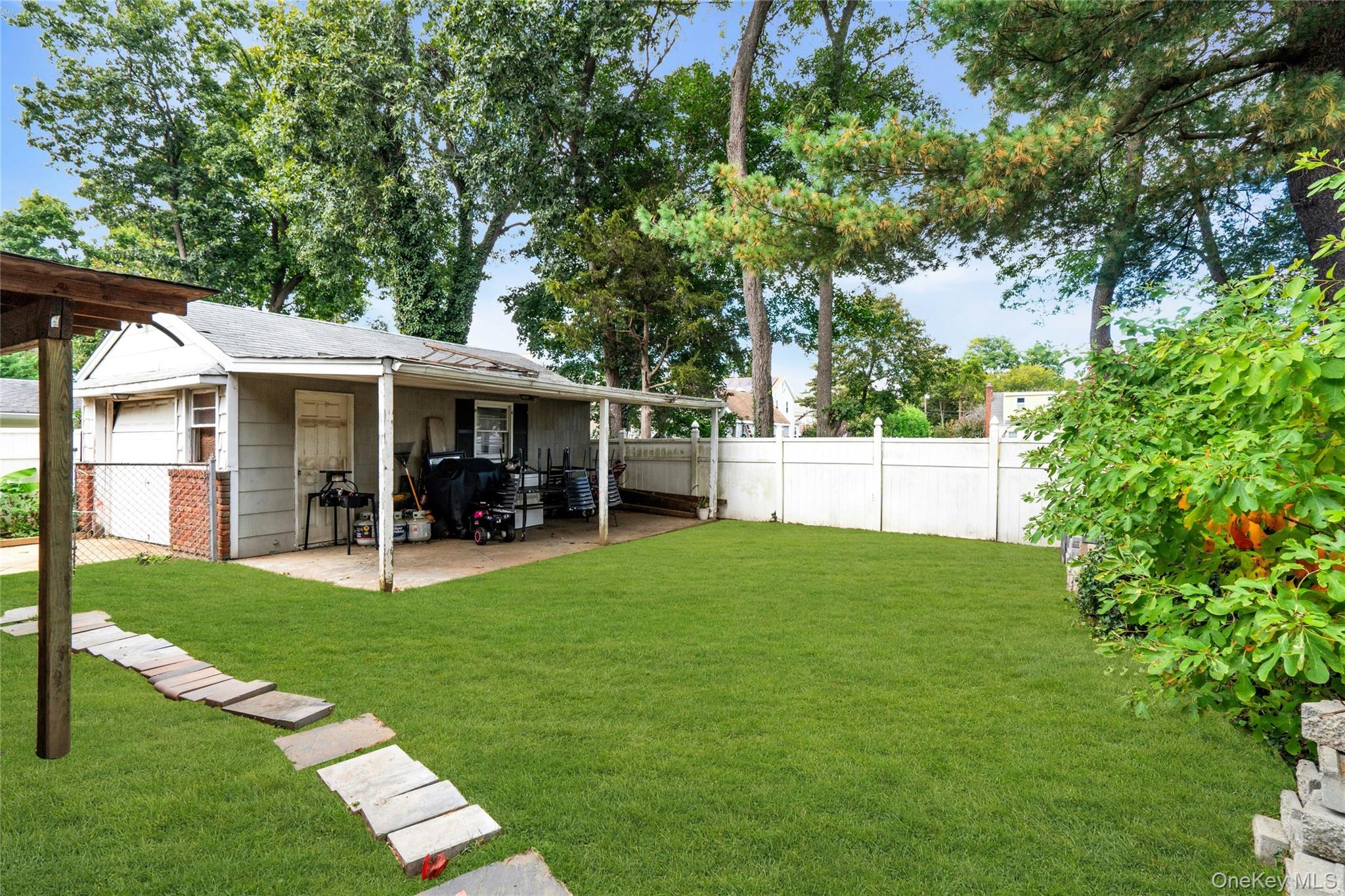 #20 photo, 54 E 15th Street, Huntington Station , NY 11746