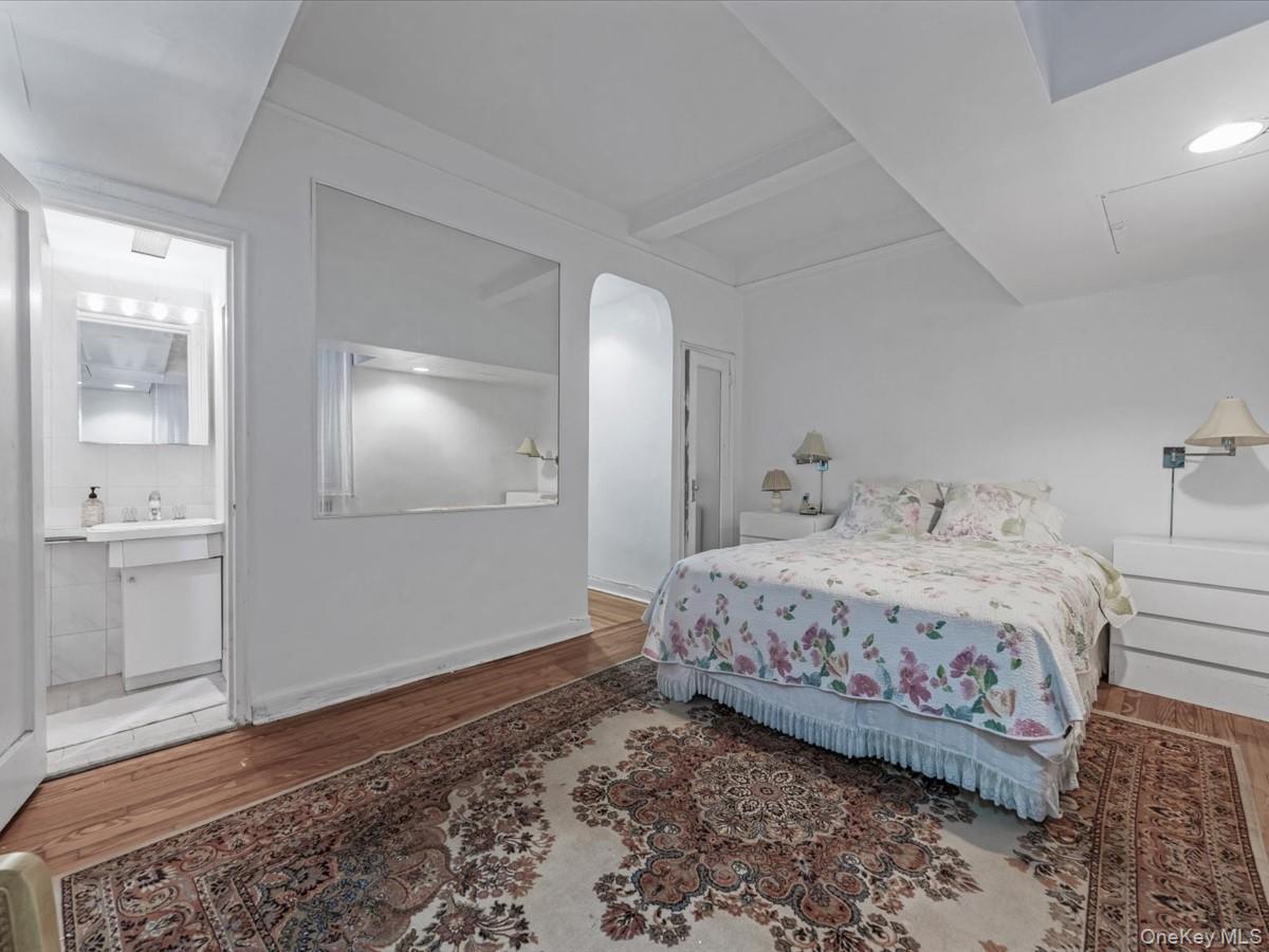 #11 photo, 76-36 113th Street, クイーンズ区 Forest Hills , NY 11375