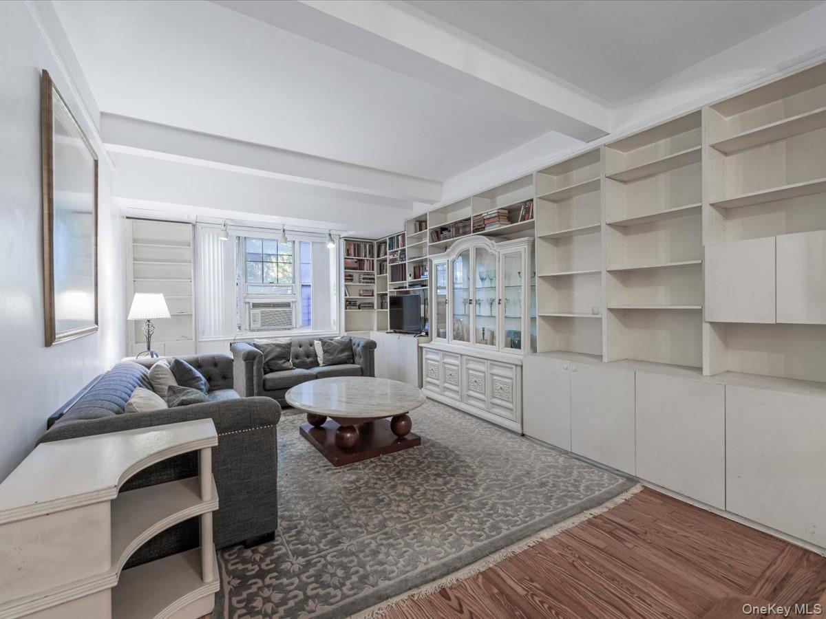 #8 photo, 76-36 113th Street, クイーンズ区 Forest Hills , NY 11375