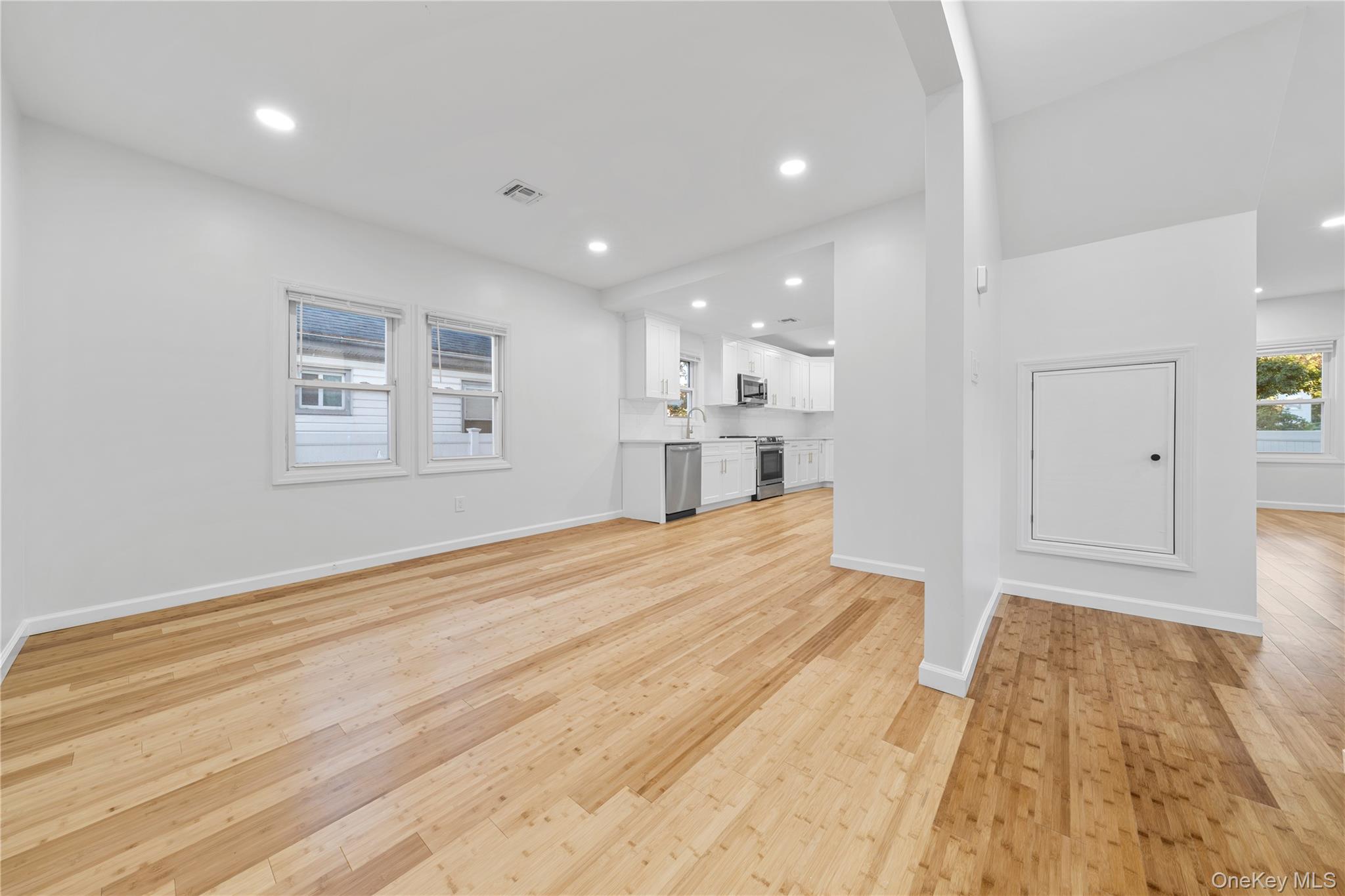 #5 photo, 146 Lincoln Avenue, ナッソー郡 Roosevelt , NY 11575