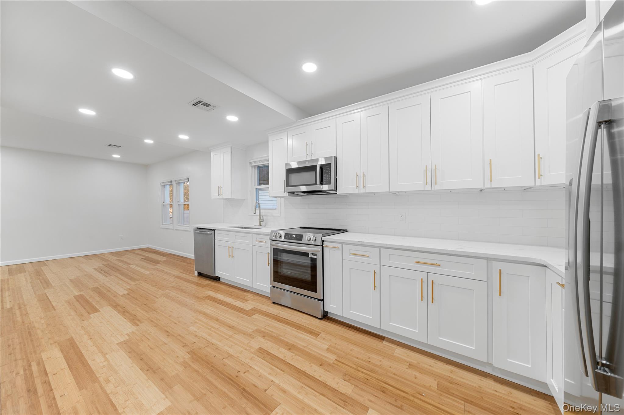 #8 photo, 146 Lincoln Avenue, ナッソー郡 Roosevelt , NY 11575