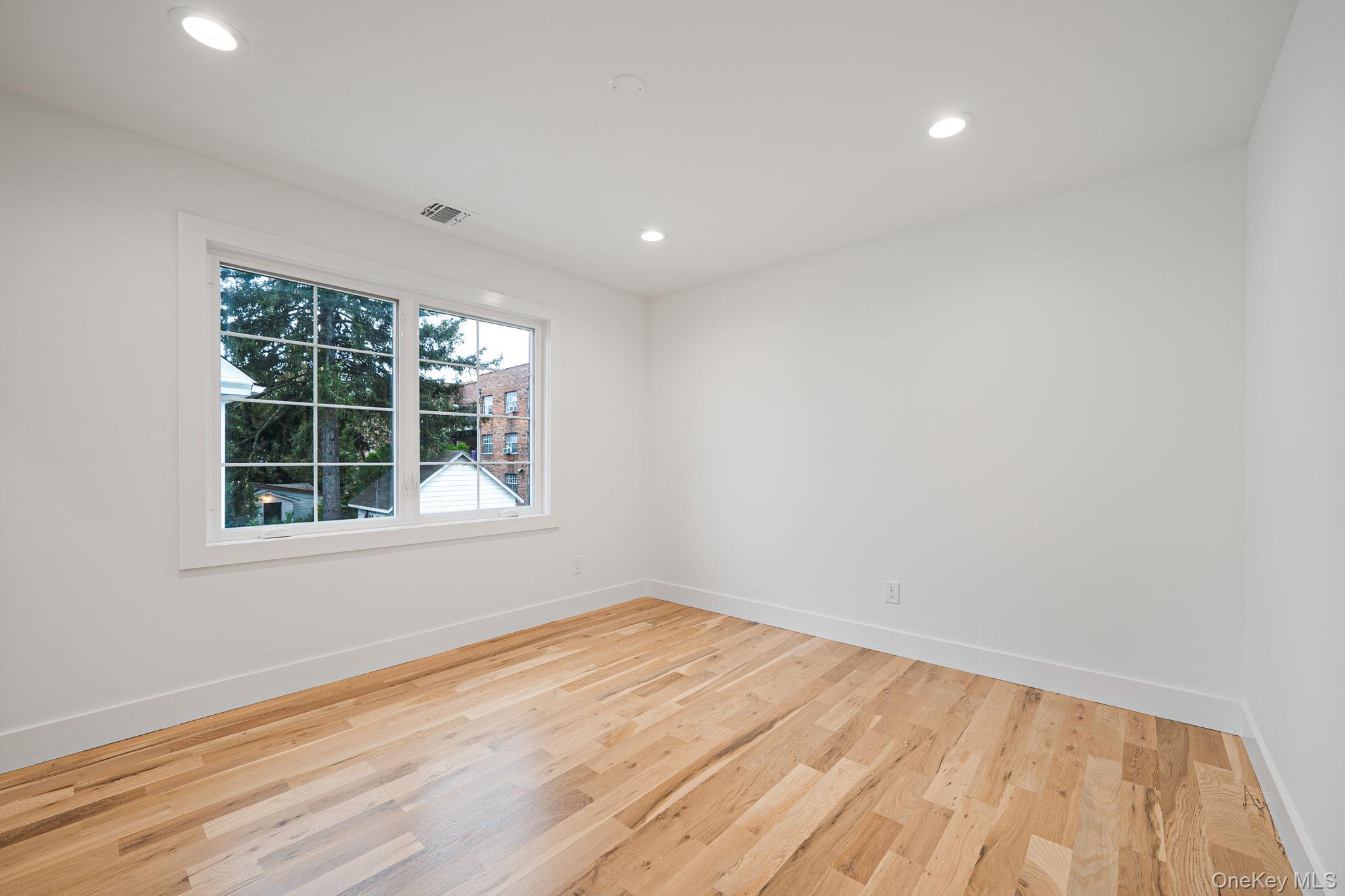 #18 photo, 27 Elizabeth Court, ナッソー郡 Hempstead , NY 11550