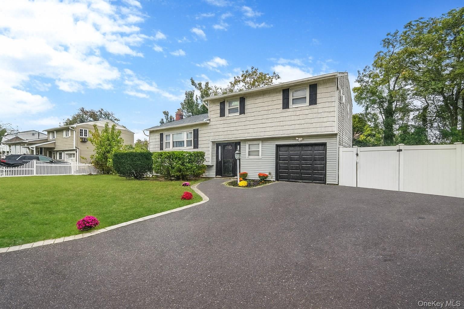 #1 photo, 23 Holiday Park Drive, サフォーク郡 Centereach , NY 11720