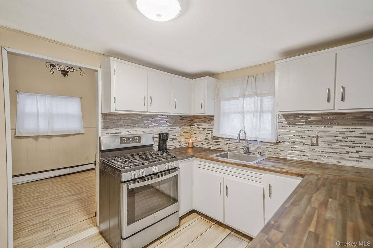 #10 photo, 23 Holiday Park Drive, サフォーク郡 Centereach , NY 11720