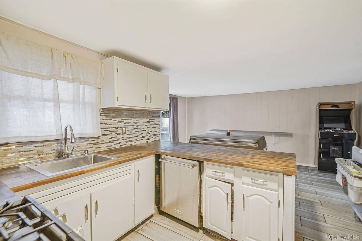 #11 photo, 23 Holiday Park Drive, サフォーク郡 Centereach , NY 11720