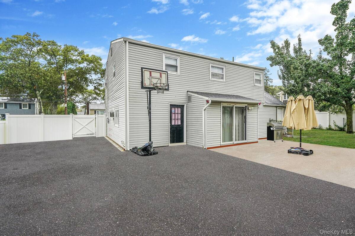 #2 photo, 23 Holiday Park Drive, サフォーク郡 Centereach , NY 11720