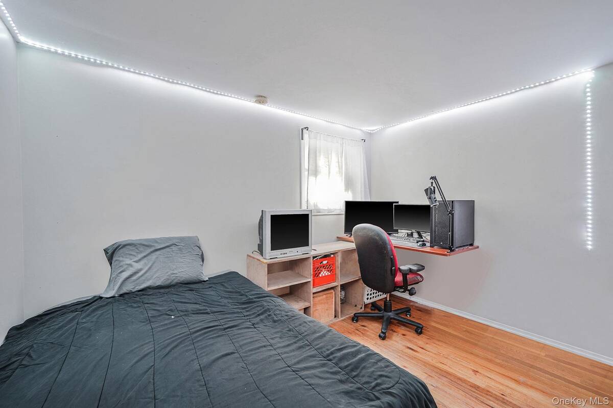 #21 photo, 23 Holiday Park Drive, サフォーク郡 Centereach , NY 11720