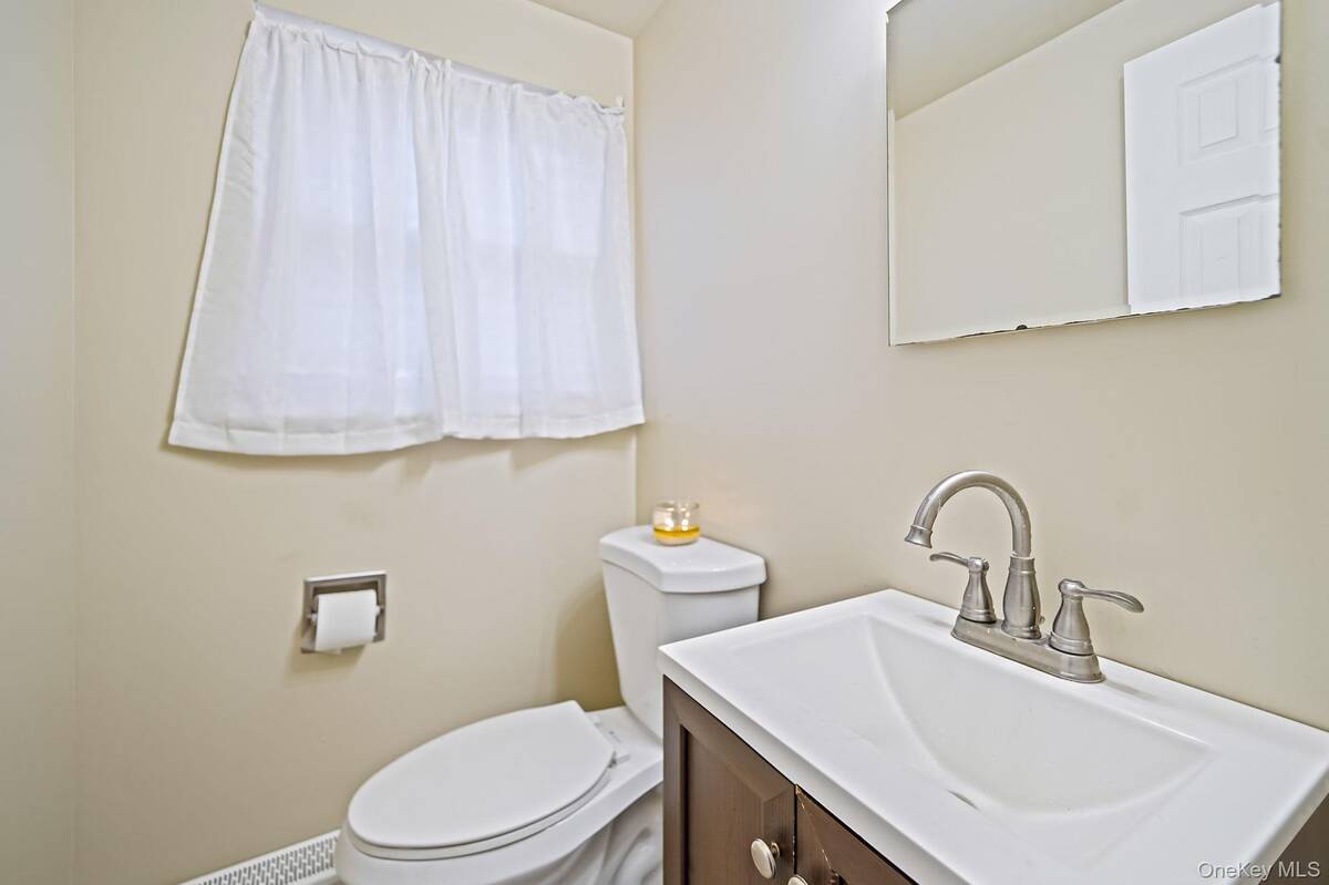 #22 photo, 23 Holiday Park Drive, サフォーク郡 Centereach , NY 11720