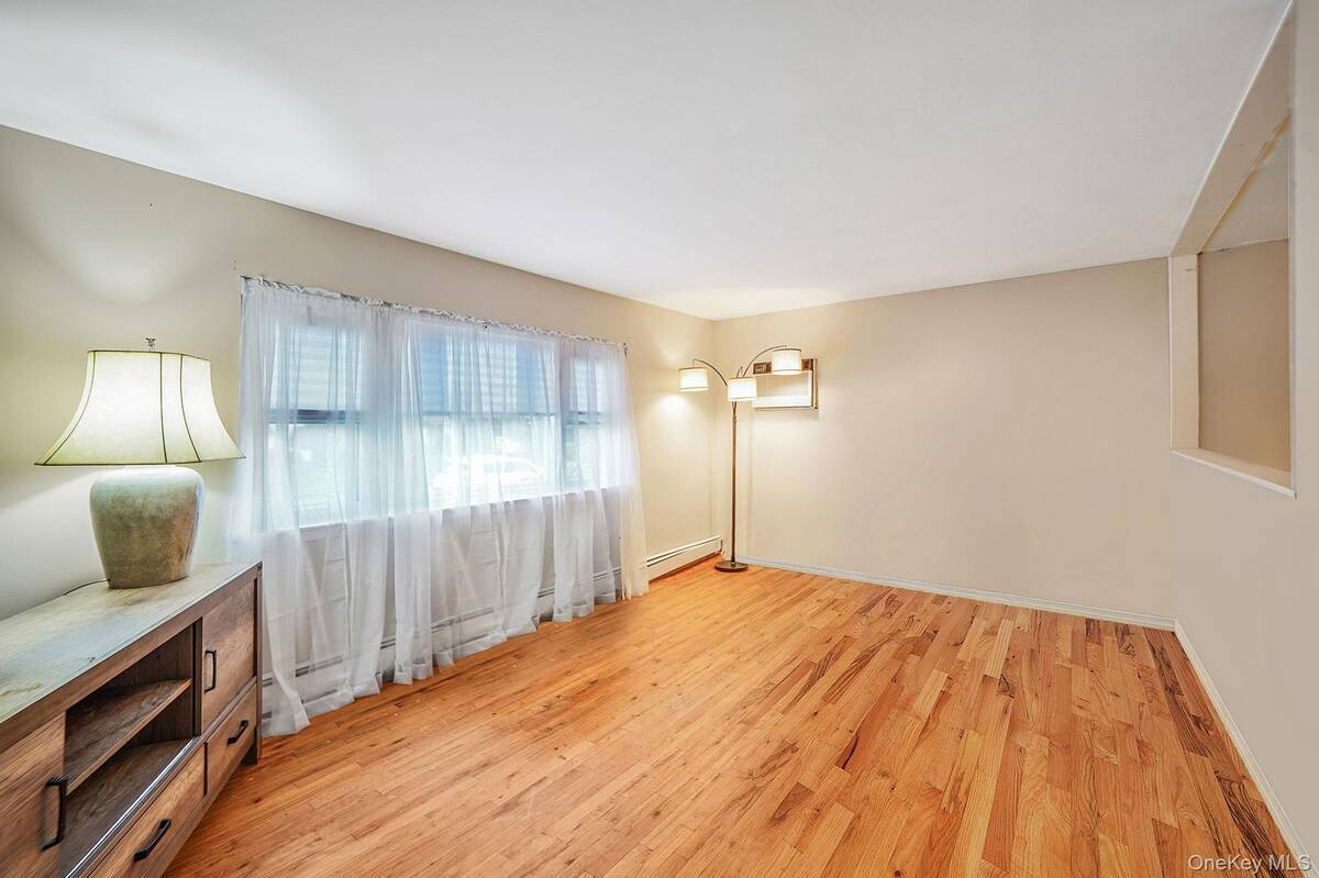 #5 photo, 23 Holiday Park Drive, サフォーク郡 Centereach , NY 11720